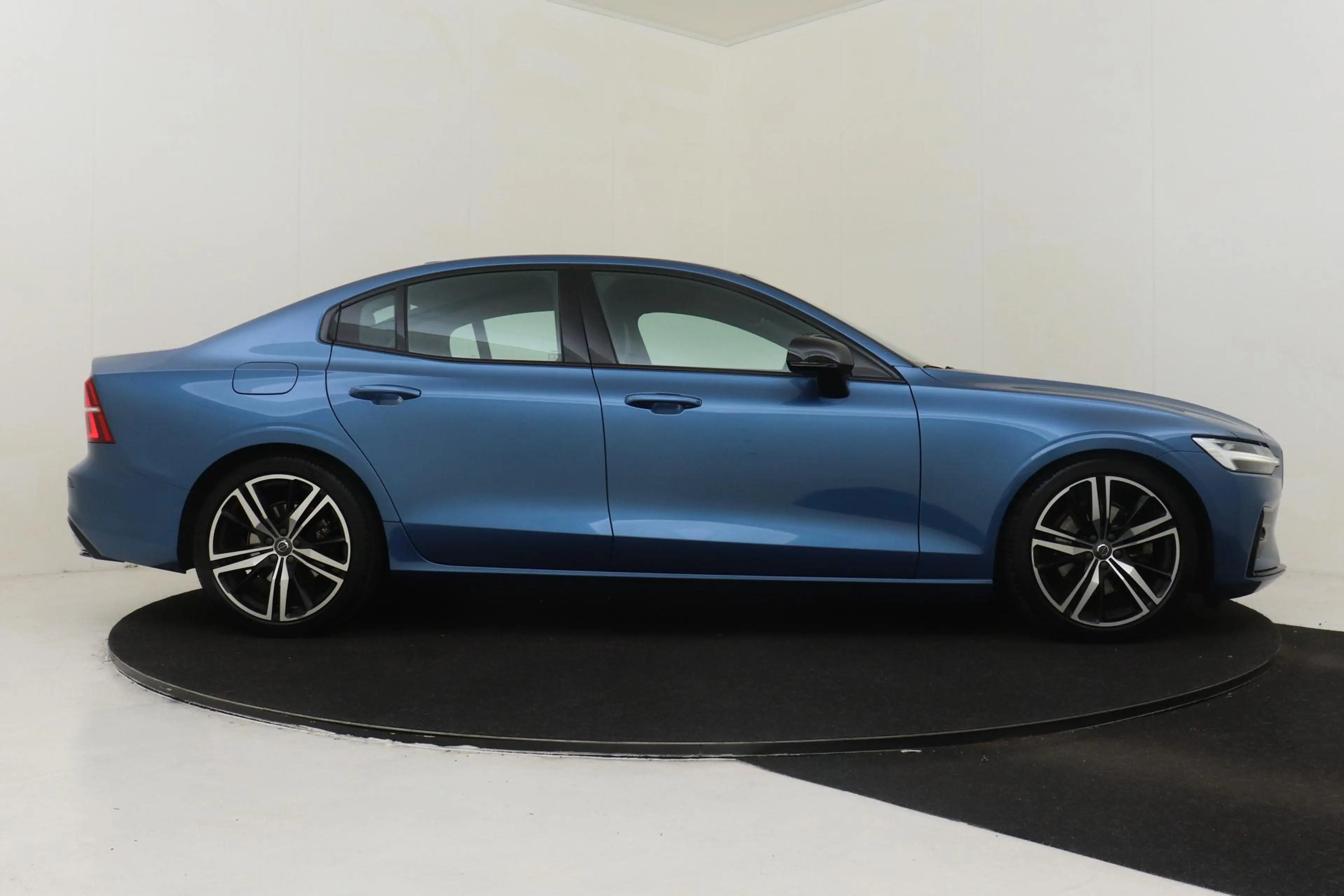 Volvo S60 B3 (M-HYBRID) R-DESIGN -CAMERA|POWER-SEAT|KEYLESS| — photo 13