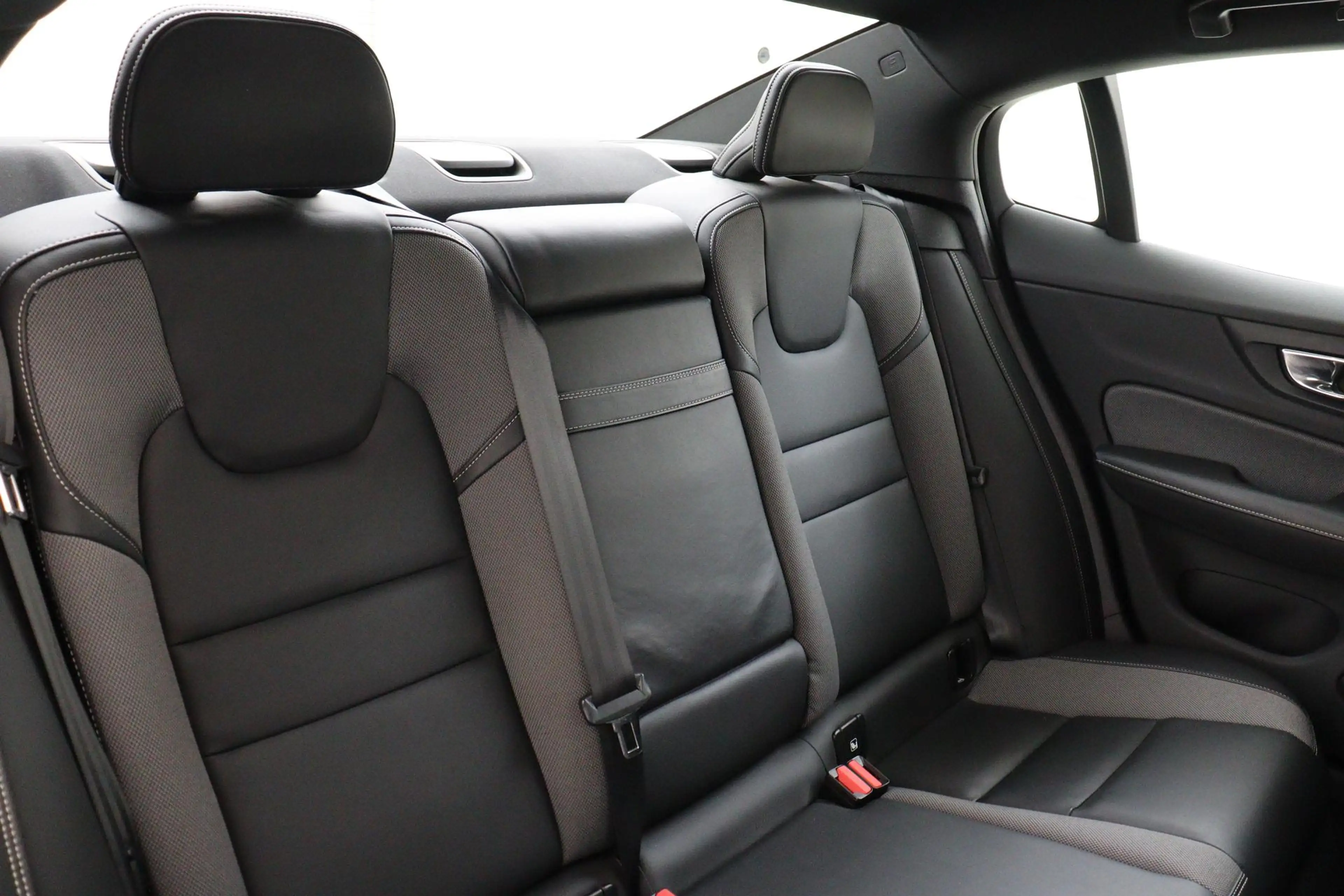 Volvo S60 B3 (M-HYBRID) R-DESIGN -CAMERA|POWER-SEAT|KEYLESS| — photo 12