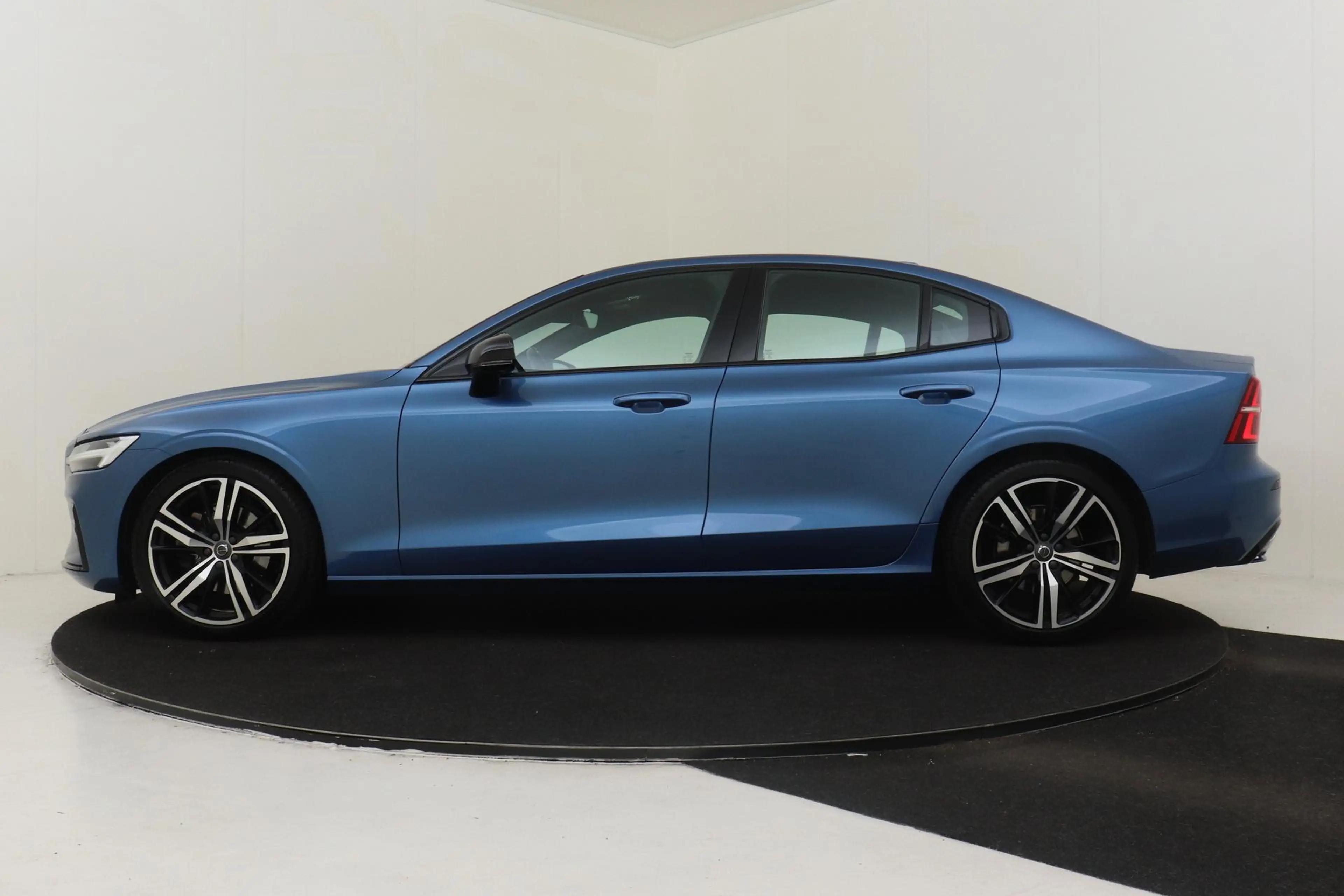 Volvo S60 B3 (M-HYBRID) R-DESIGN -CAMERA|POWER-SEAT|KEYLESS| — photo 7