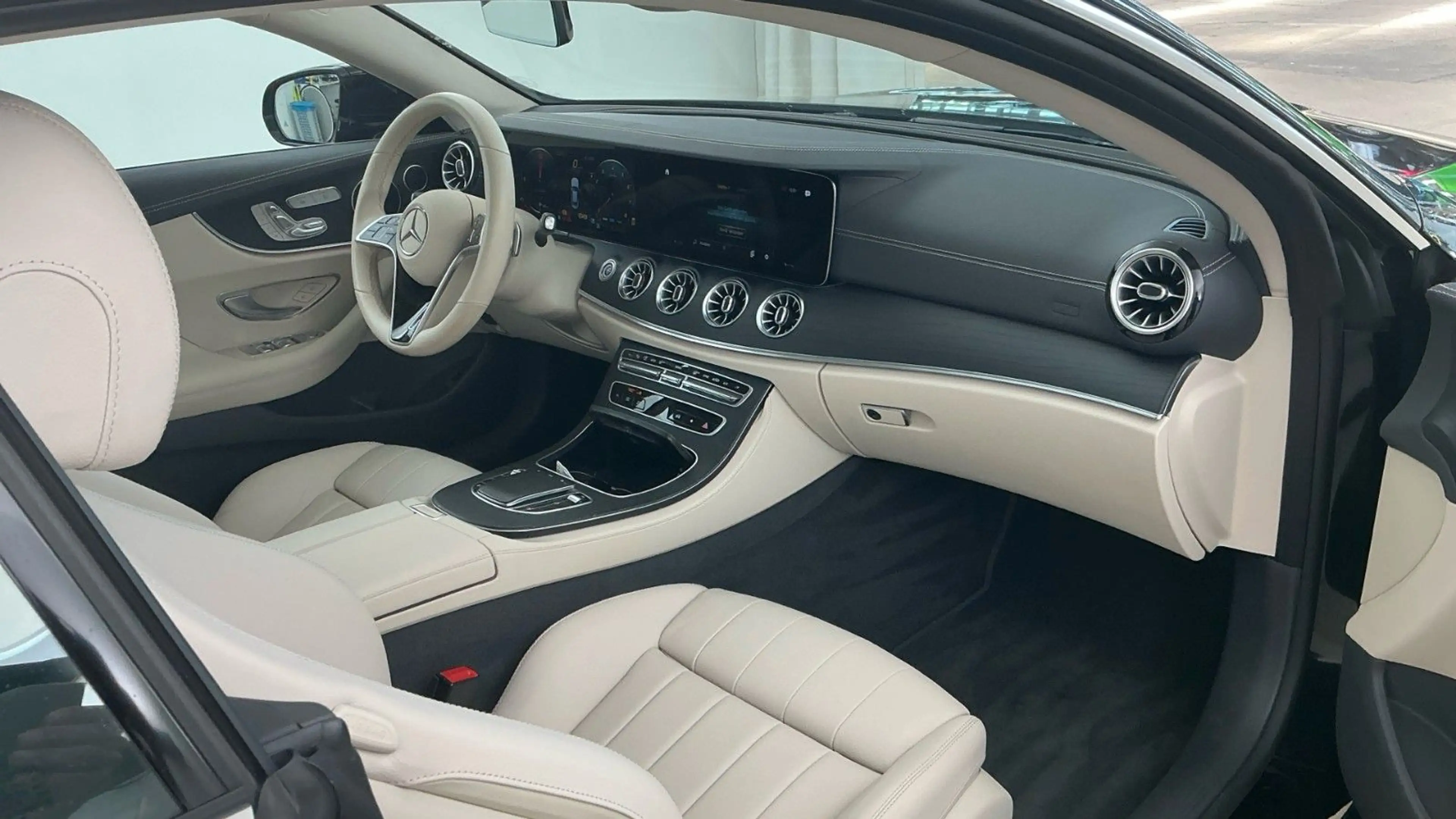 Mercedes-Benz E 300 Coupe *AMG LM|LEDER BEIGE|HUD|PANO|360°* — photo 3