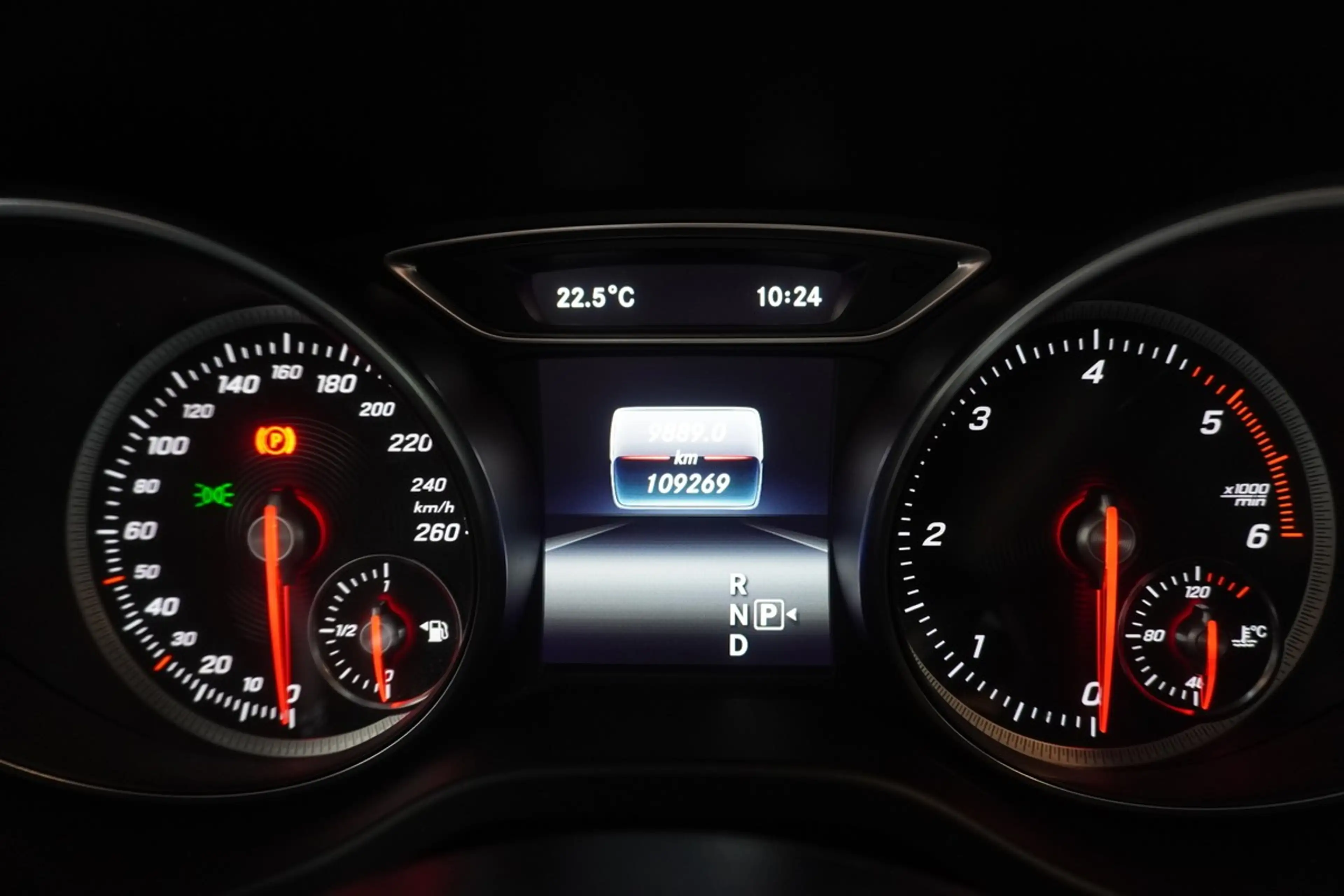 Mercedes-Benz GLA 220 d Urban LED Distr. 360 Navi AHK — photo 29