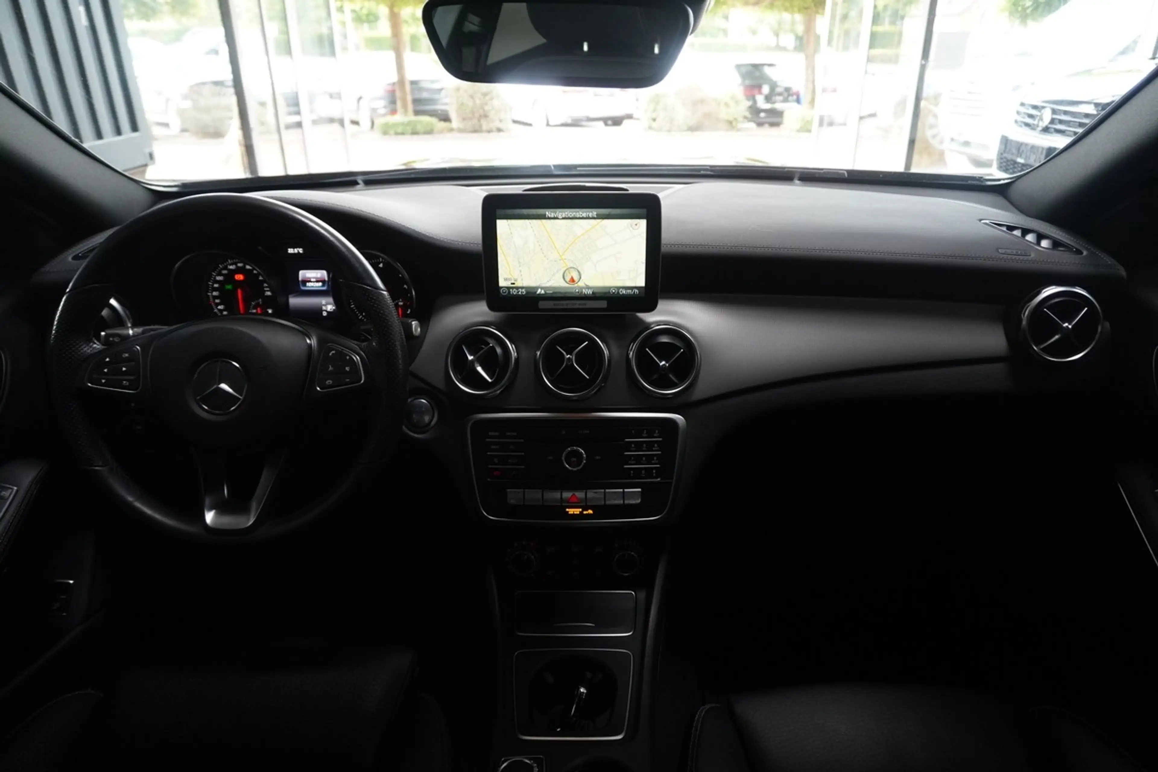 Mercedes-Benz GLA 220 d Urban LED Distr. 360 Navi AHK — photo 21