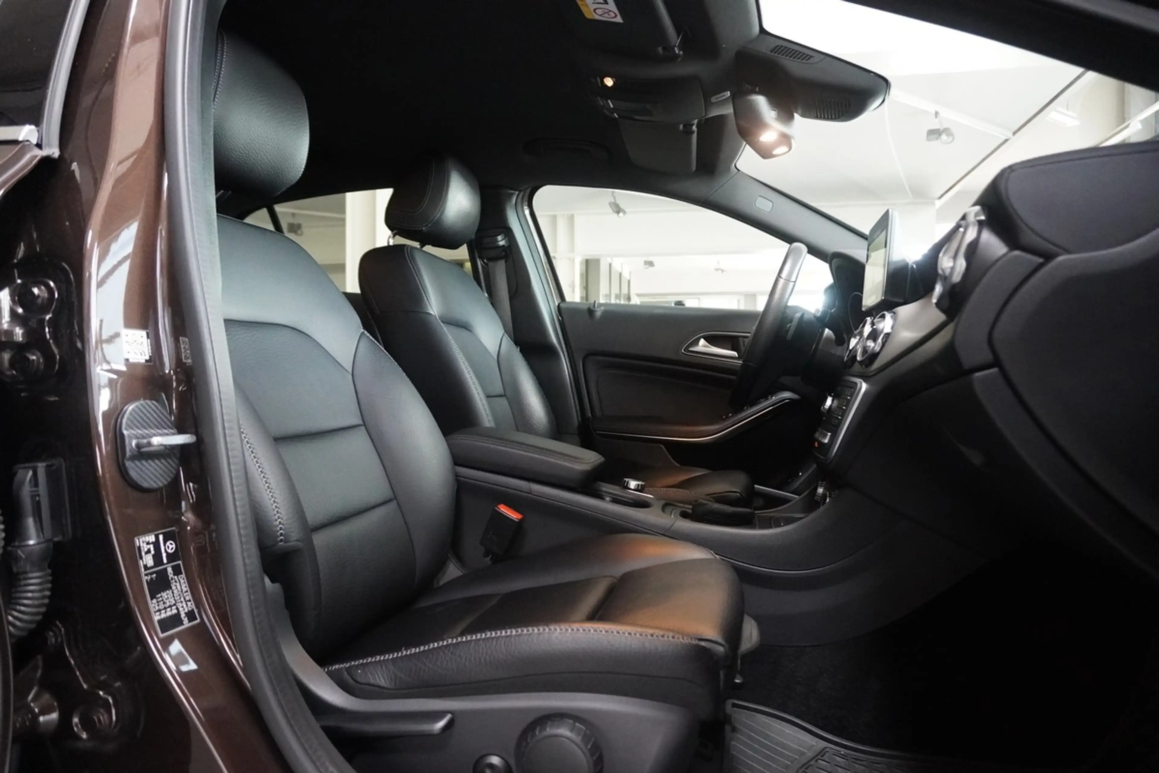 Mercedes-Benz GLA 220 d Urban LED Distr. 360 Navi AHK — photo 15