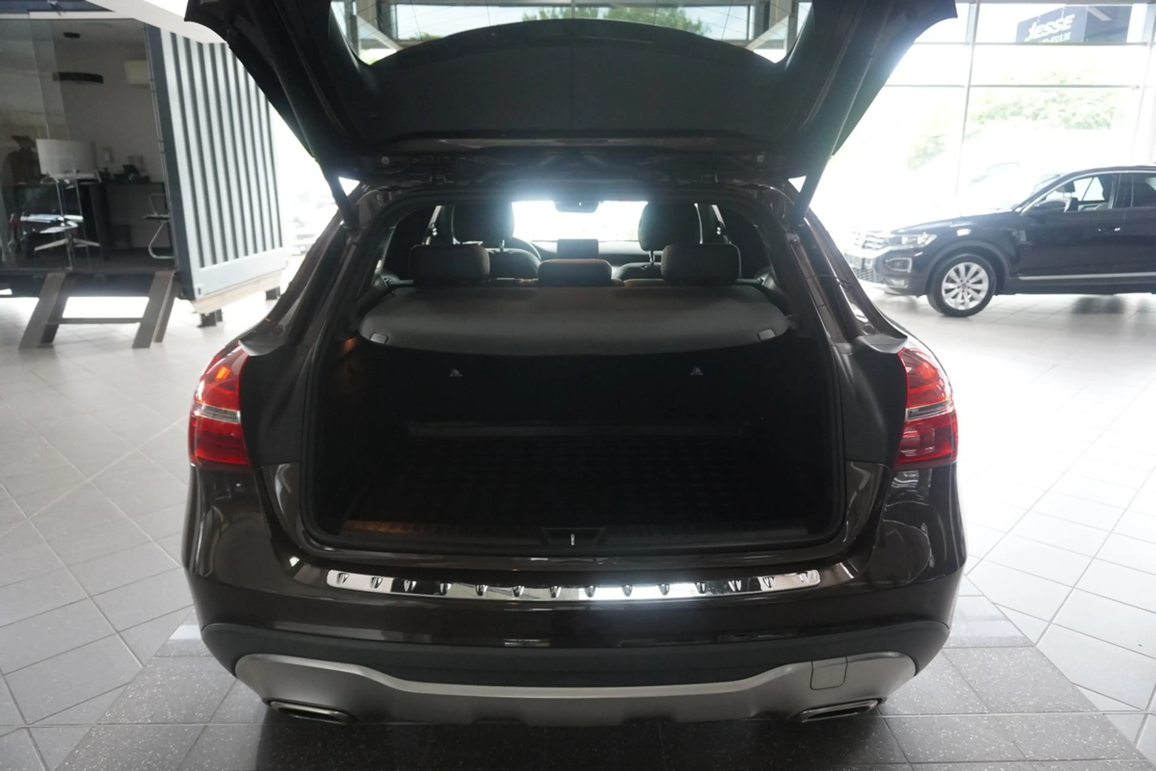 Mercedes-Benz GLA 220 d Urban LED Distr. 360 Navi AHK — photo 27