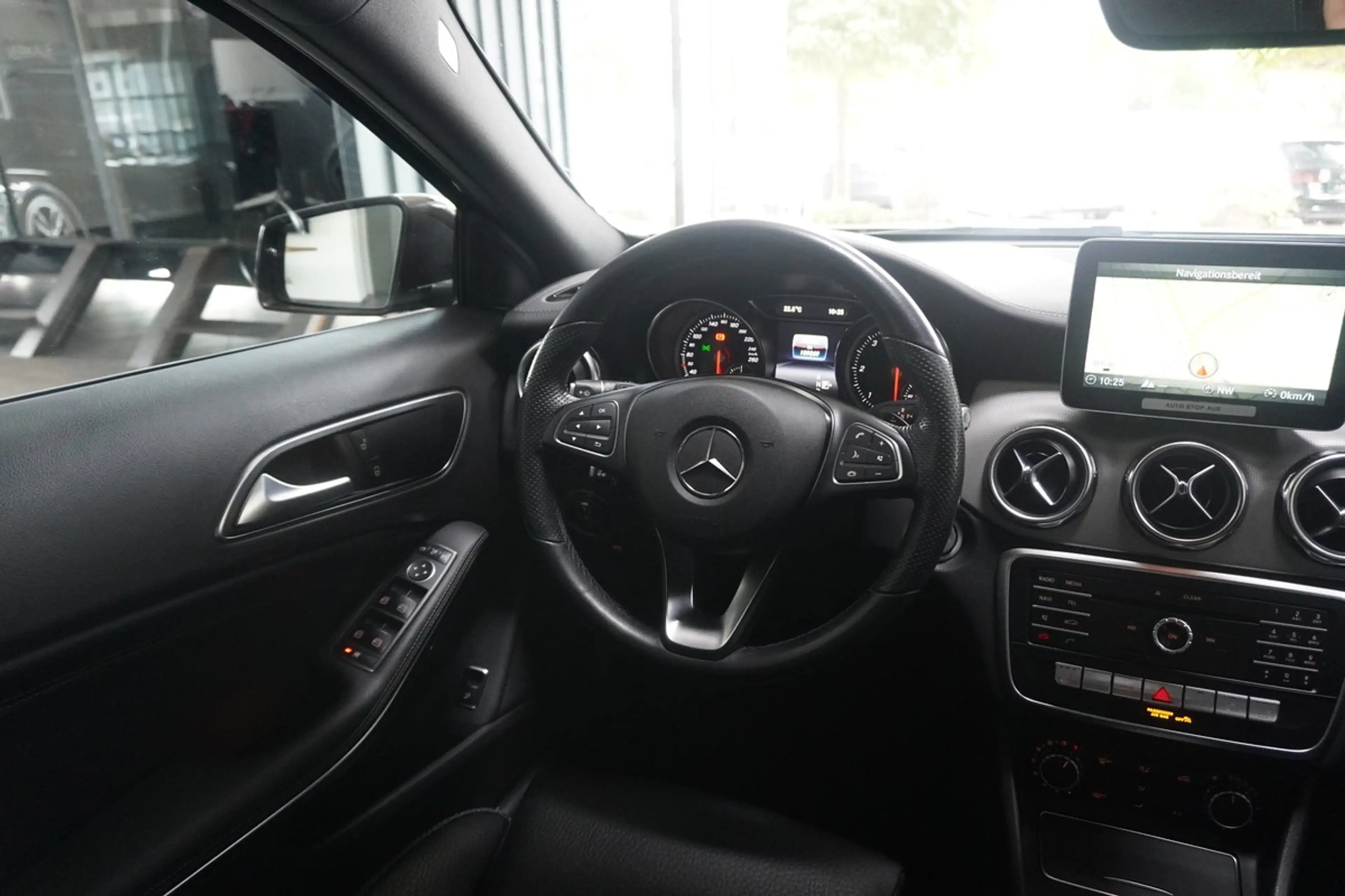 Mercedes-Benz GLA 220 d Urban LED Distr. 360 Navi AHK — photo 18