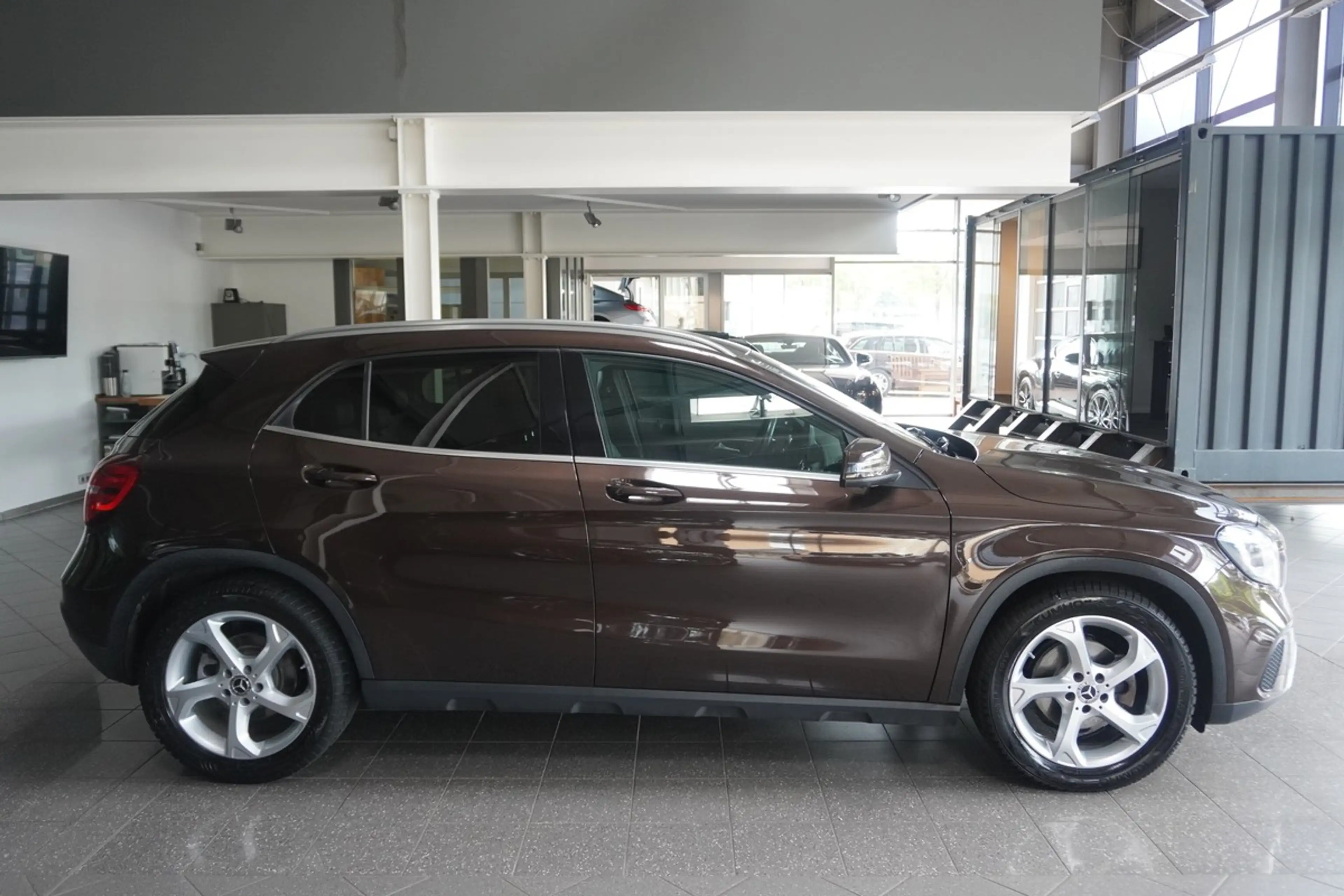 Mercedes-Benz GLA 220 d Urban LED Distr. 360 Navi AHK — photo 5