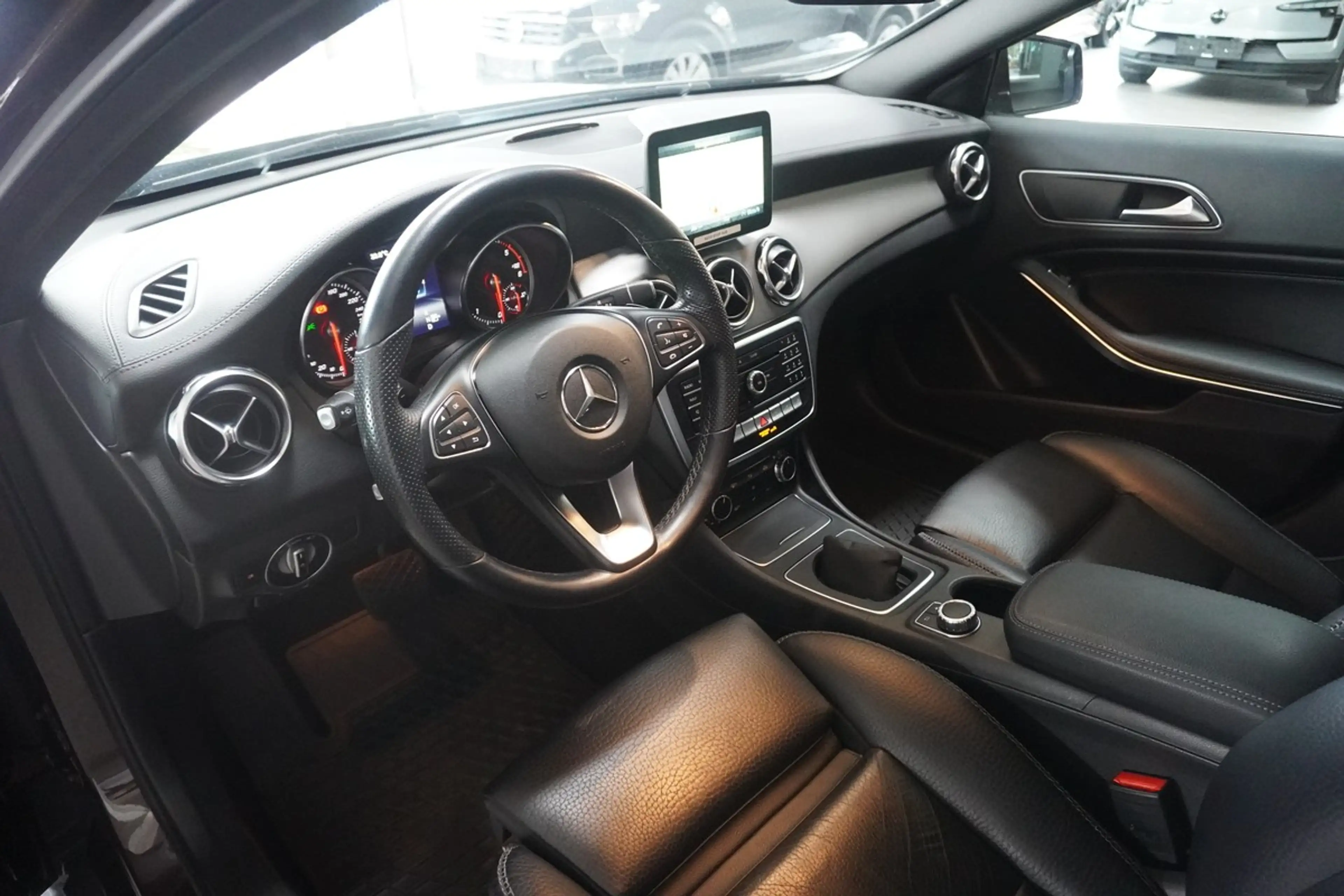 Mercedes-Benz GLA 220 d Urban LED Distr. 360 Navi AHK — photo 11