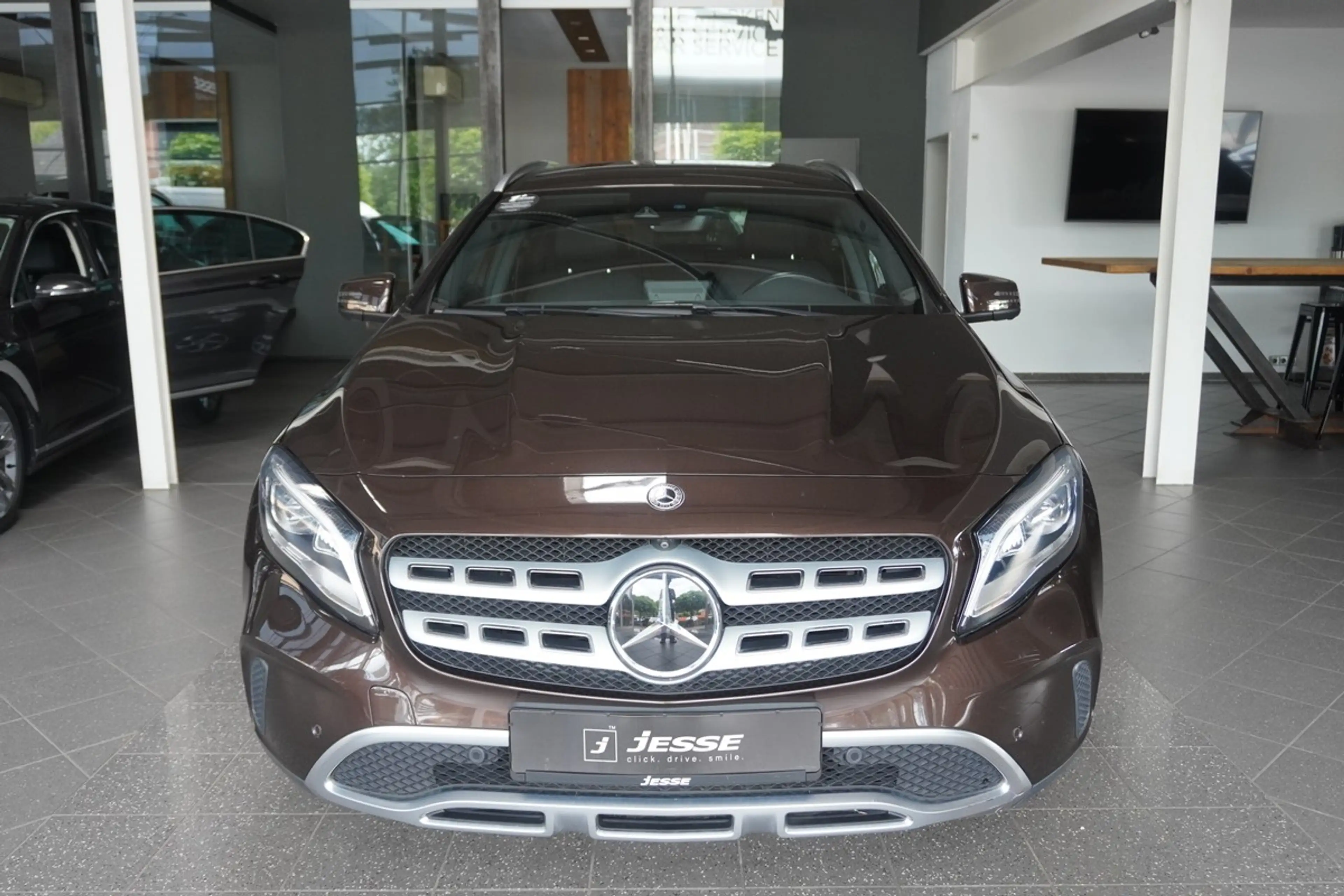 Mercedes-Benz GLA 220 d Urban LED Distr. 360 Navi AHK — photo 2