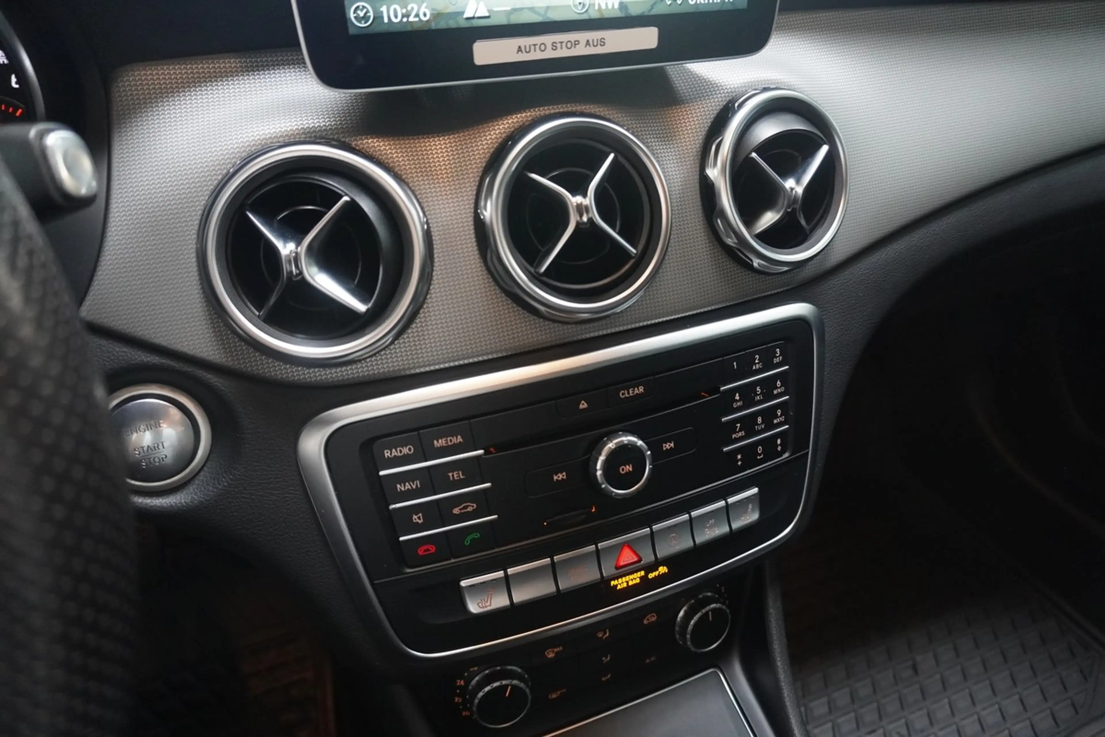 Mercedes-Benz GLA 220 d Urban LED Distr. 360 Navi AHK — photo 24