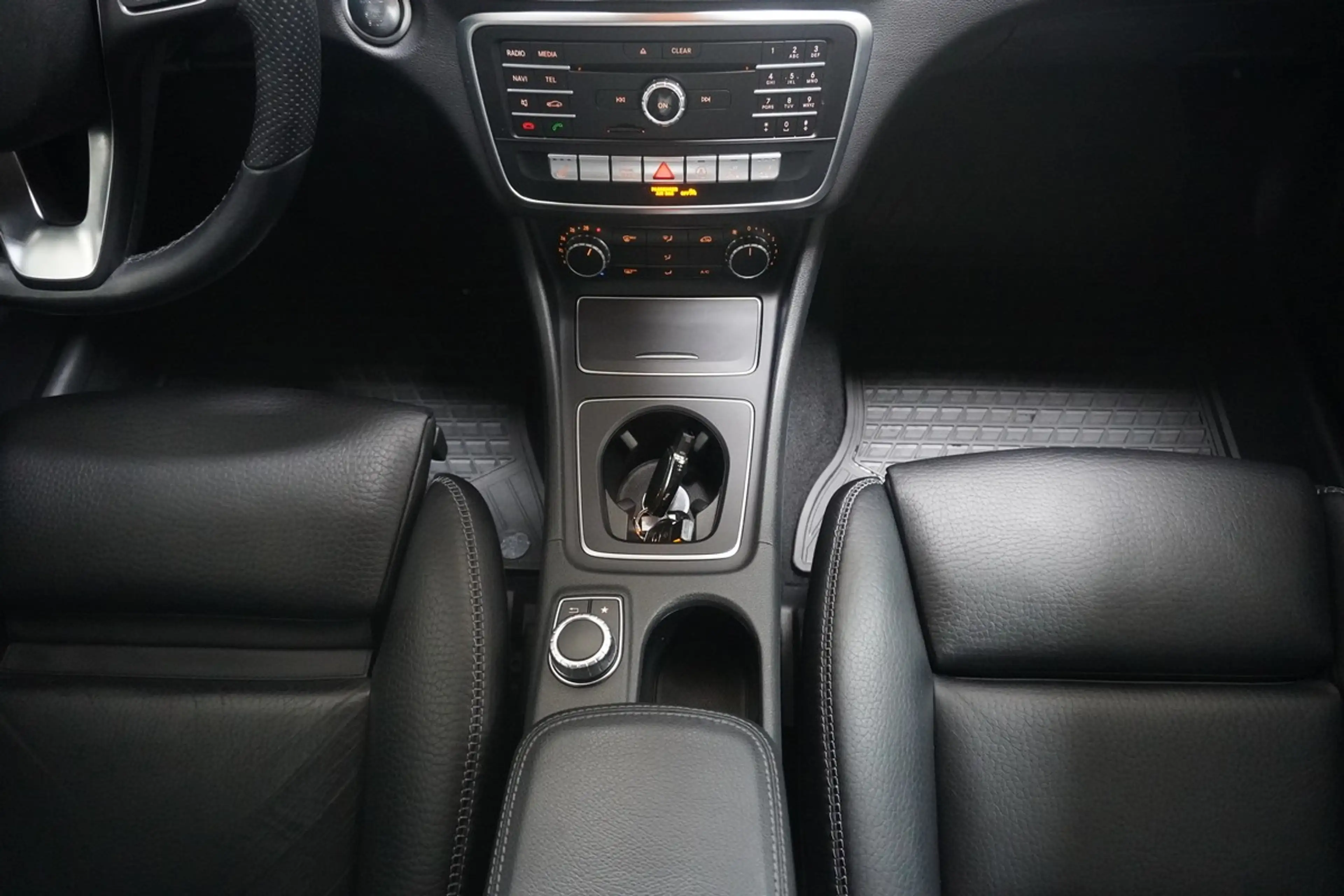 Mercedes-Benz GLA 220 d Urban LED Distr. 360 Navi AHK — photo 20
