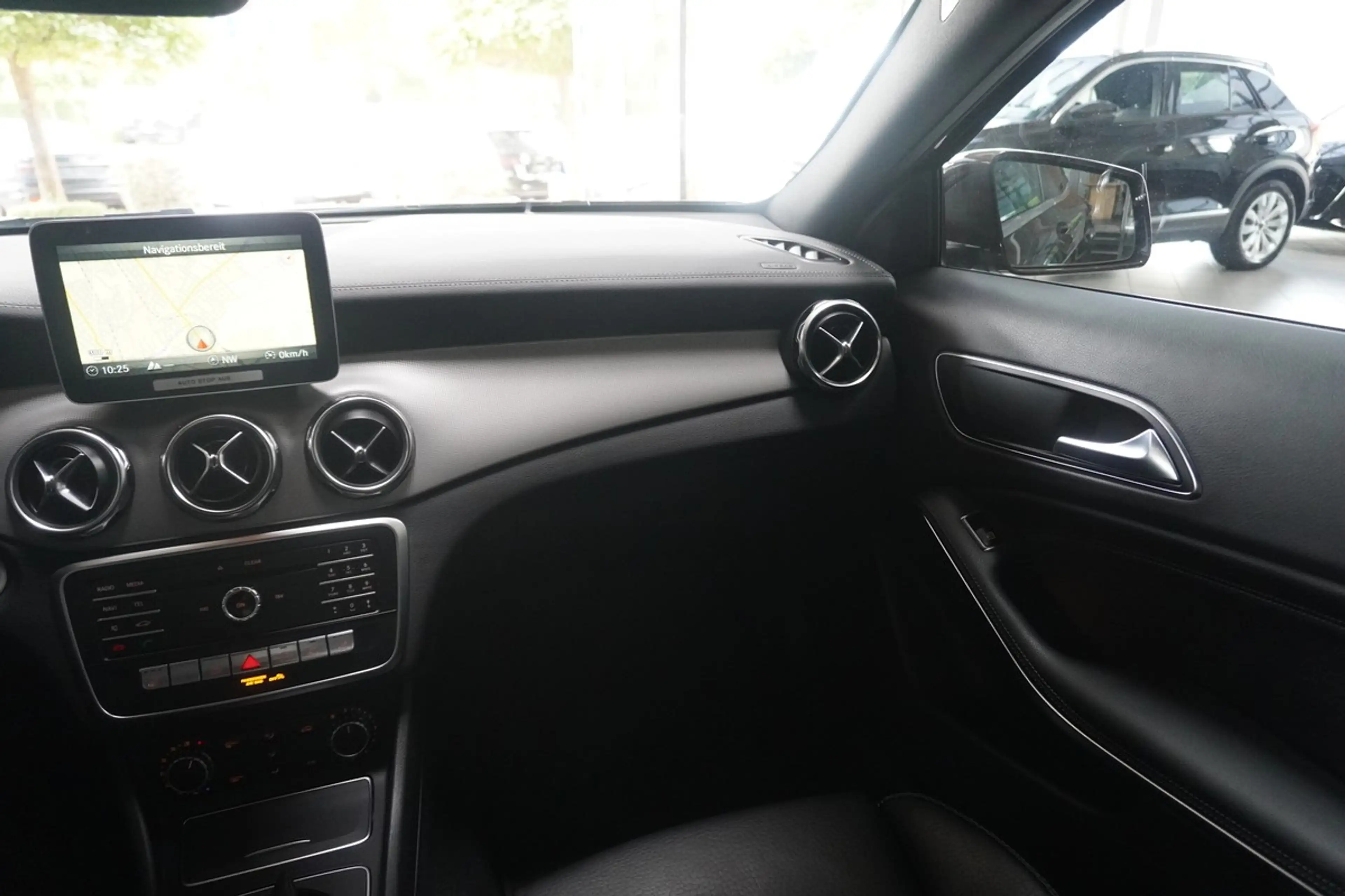 Mercedes-Benz GLA 220 d Urban LED Distr. 360 Navi AHK — photo 19