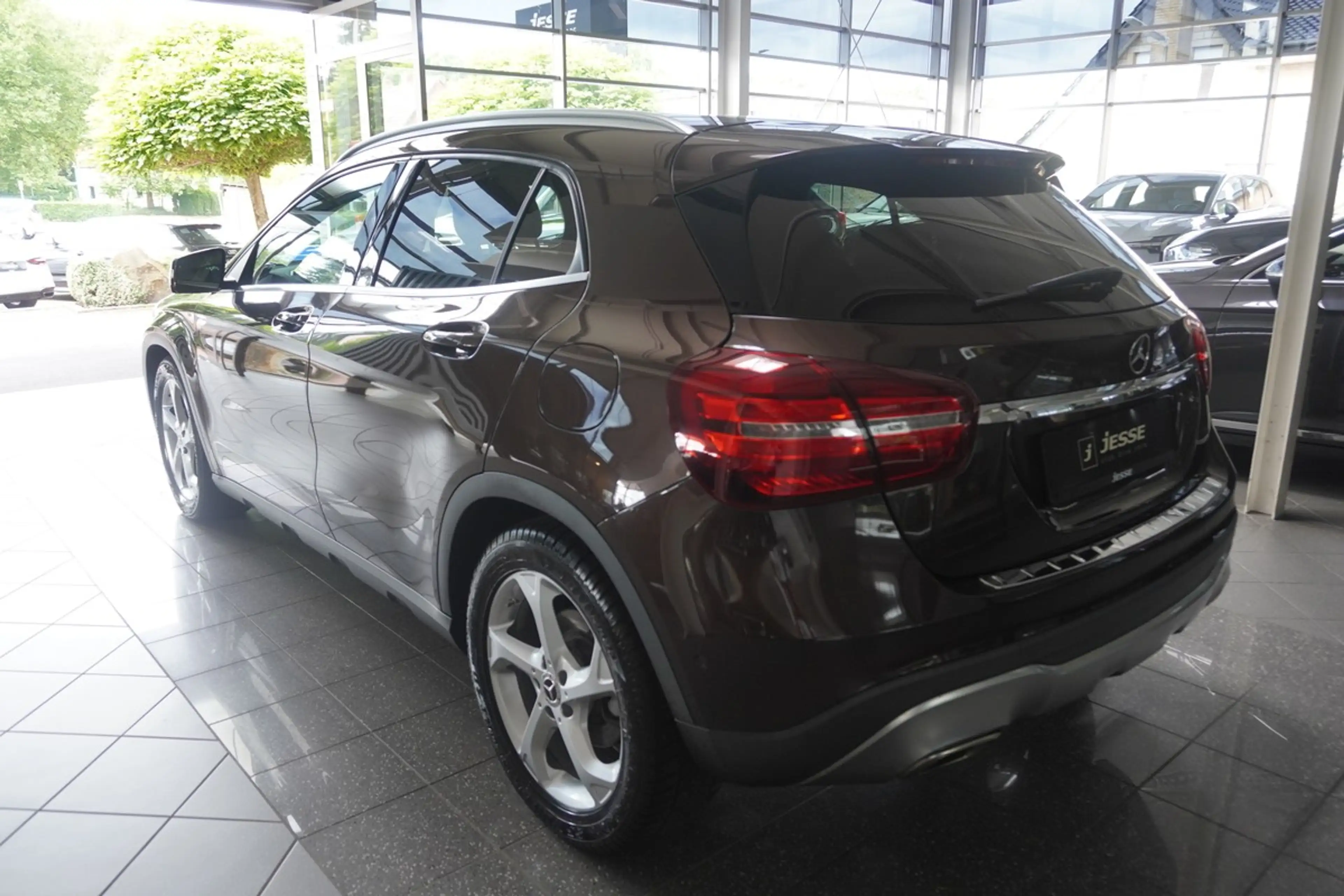 Mercedes-Benz GLA 220 d Urban LED Distr. 360 Navi AHK — photo 8