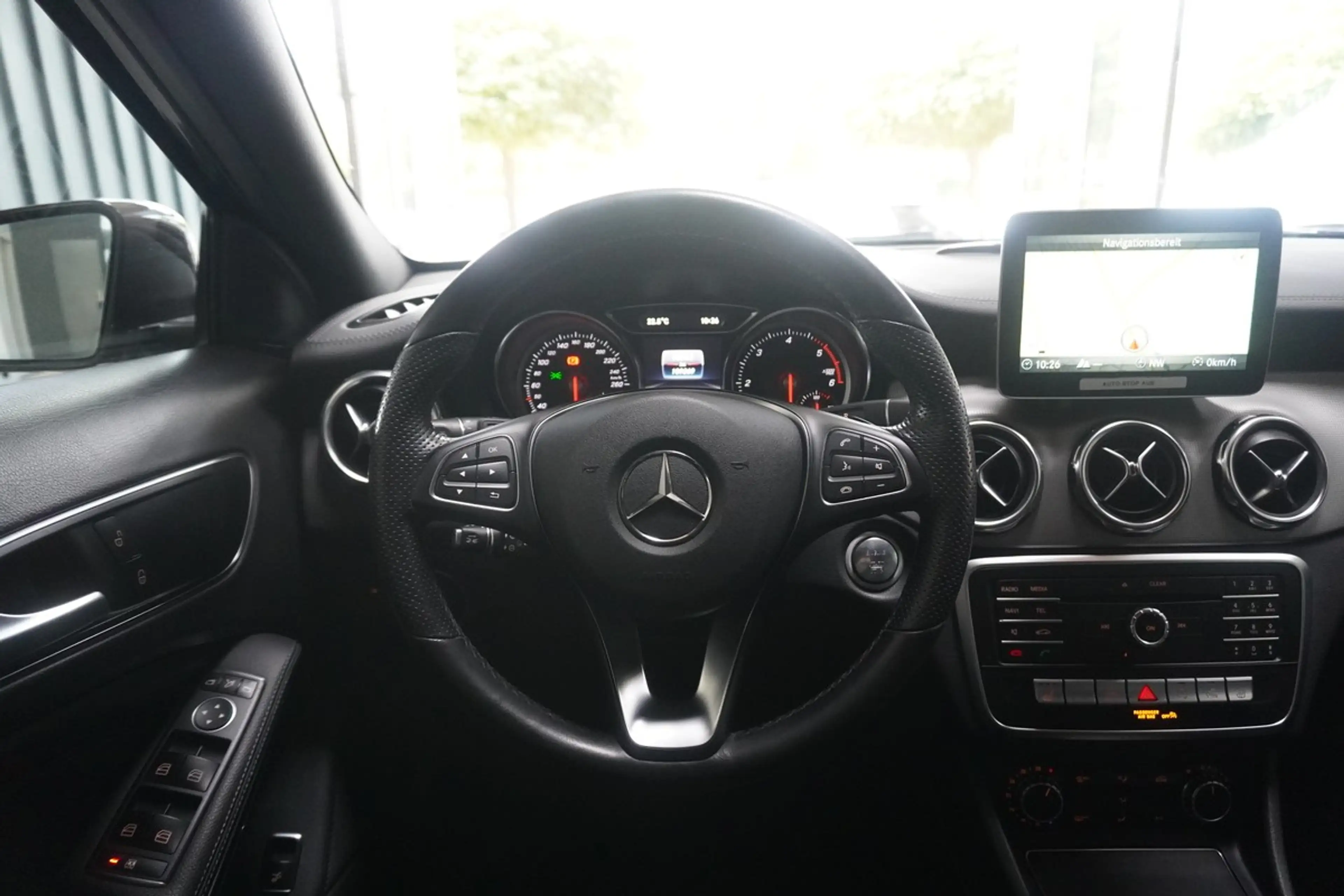 Mercedes-Benz GLA 220 d Urban LED Distr. 360 Navi AHK — photo 22