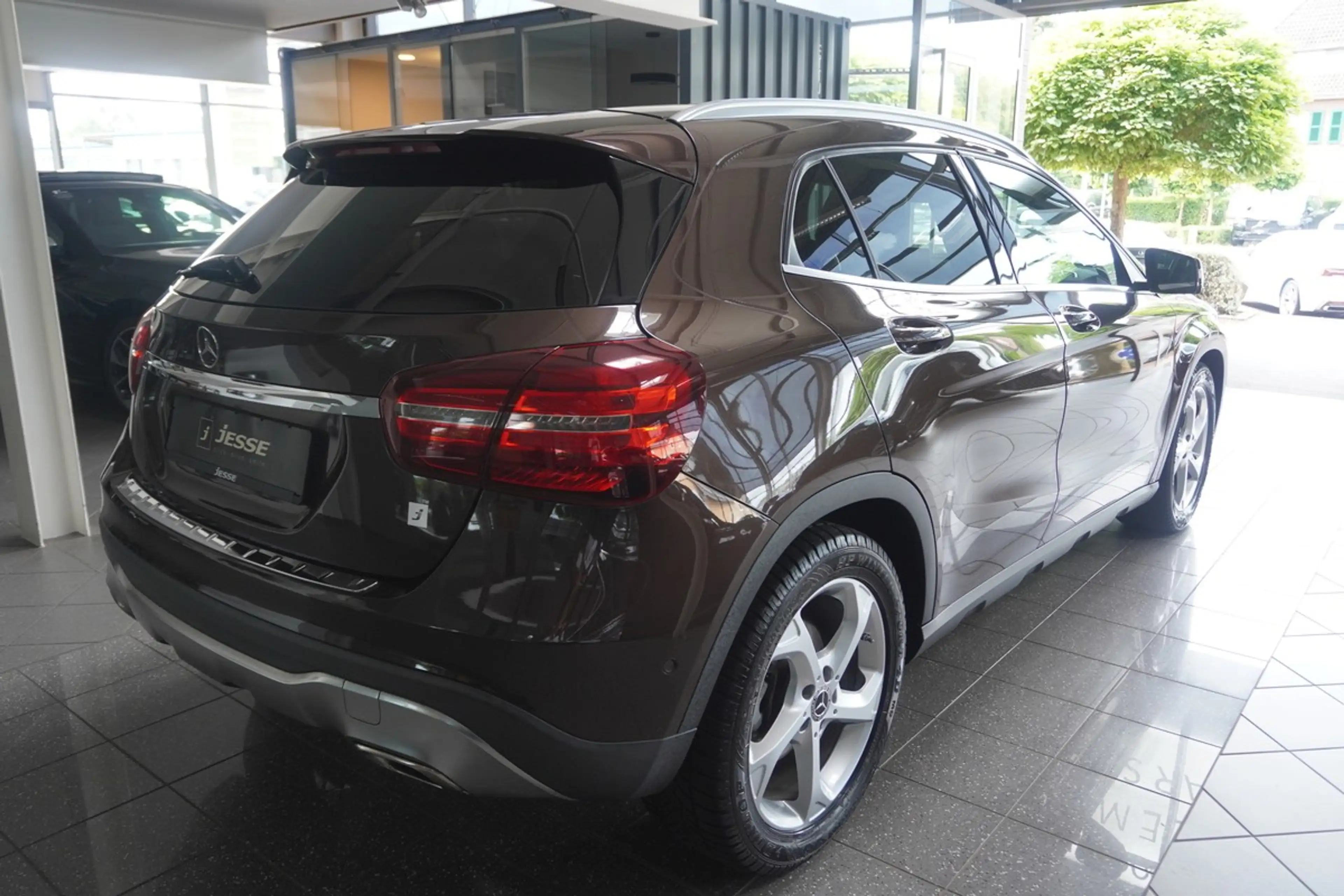 Mercedes-Benz GLA 220 d Urban LED Distr. 360 Navi AHK — photo 6