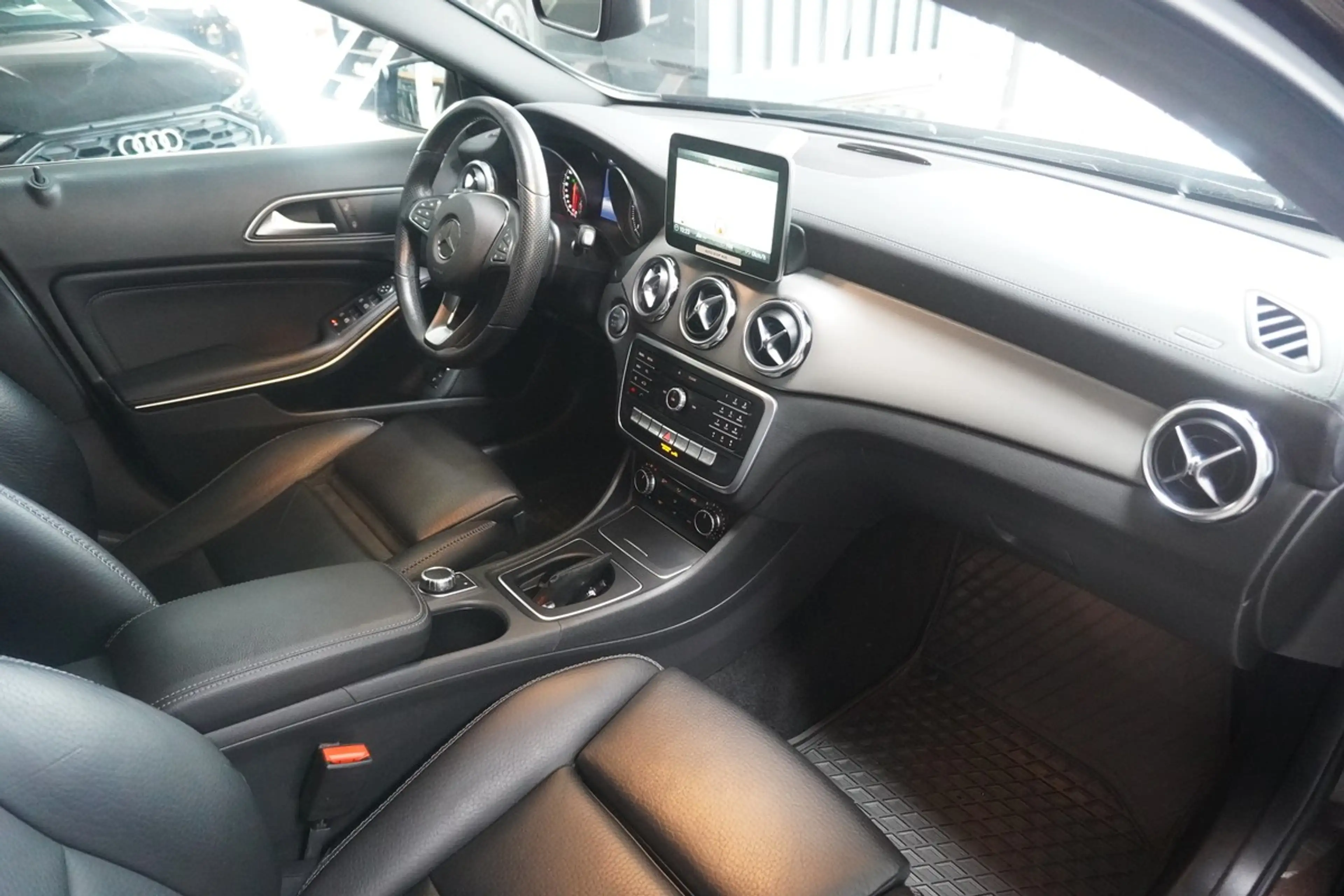 Mercedes-Benz GLA 220 d Urban LED Distr. 360 Navi AHK — photo 14