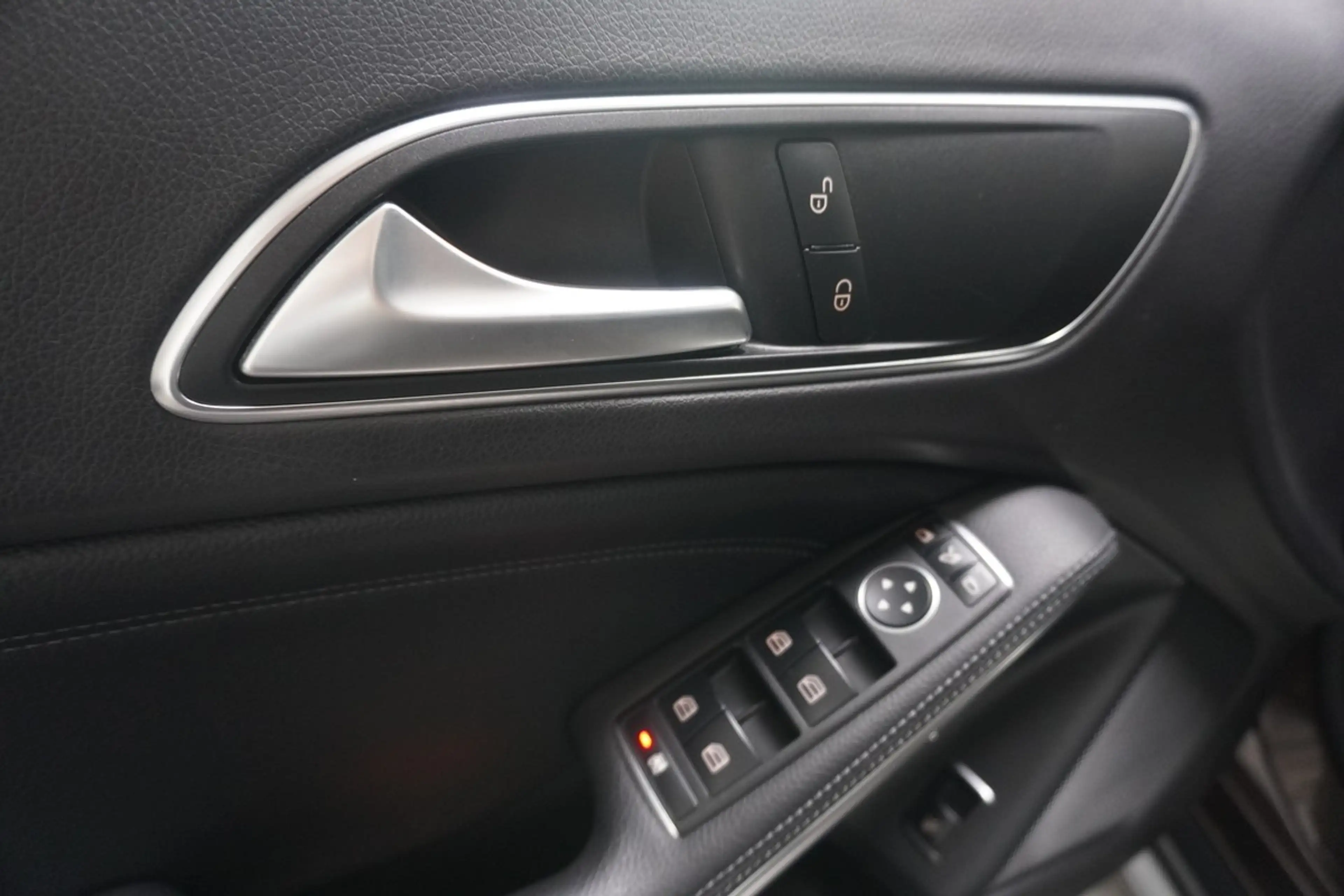 Mercedes-Benz GLA 220 d Urban LED Distr. 360 Navi AHK — photo 25