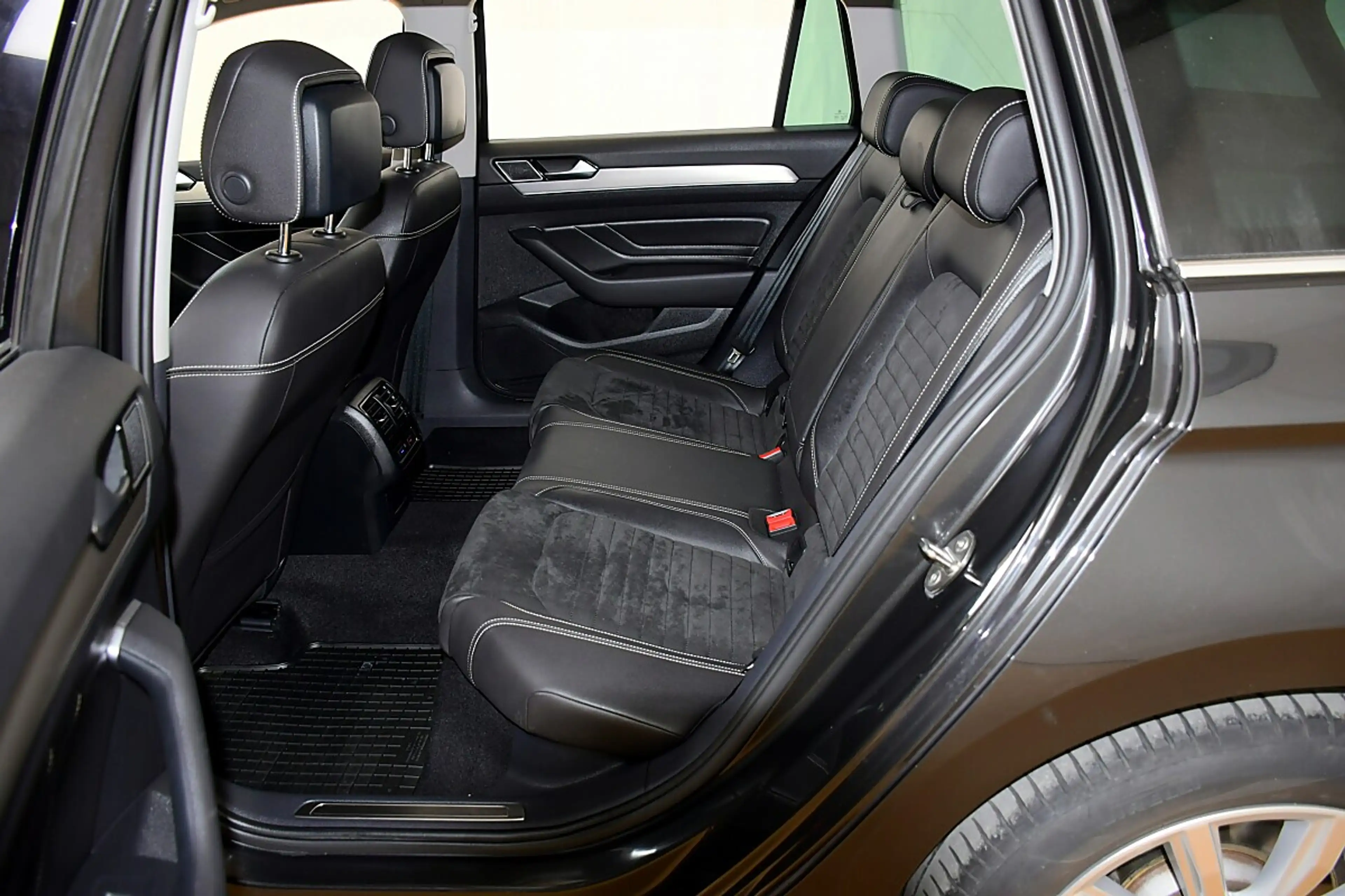 Volkswagen Passat Variant Elegance 2,0 SCR TDI DSG — photo 22