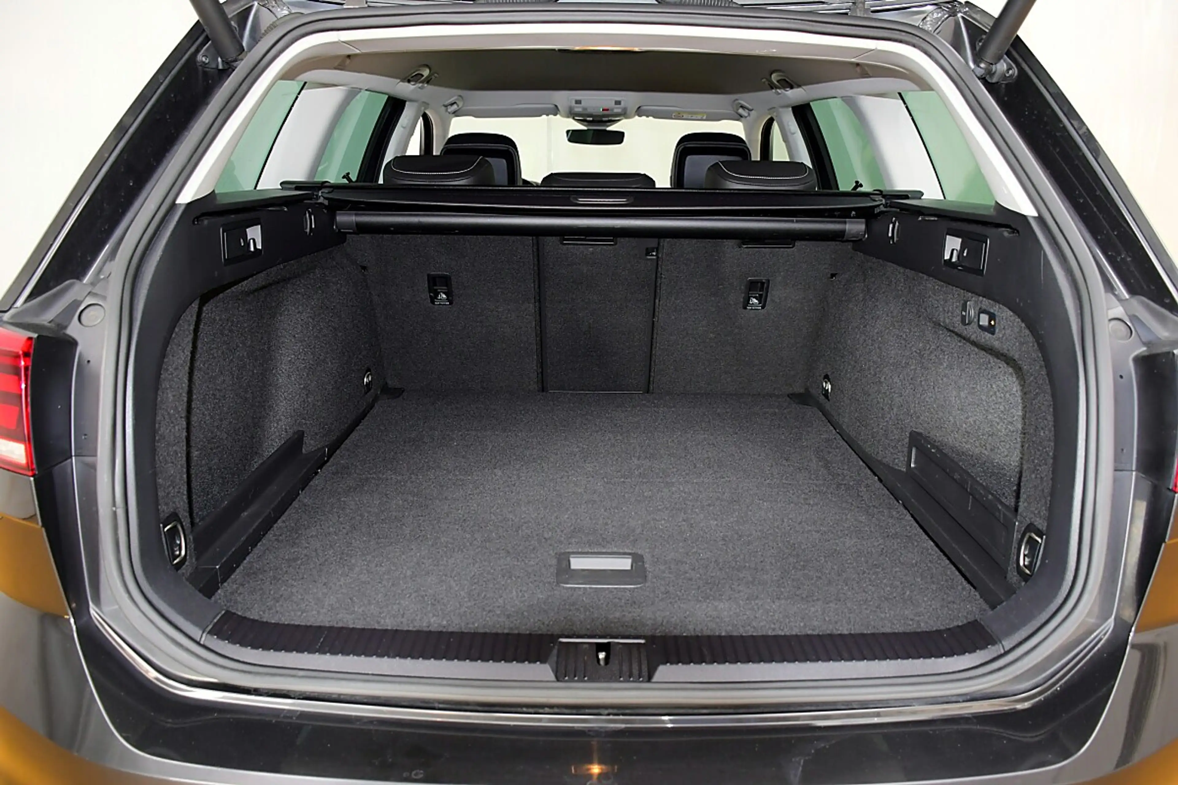 Volkswagen Passat Variant Elegance 2,0 SCR TDI DSG — photo 20