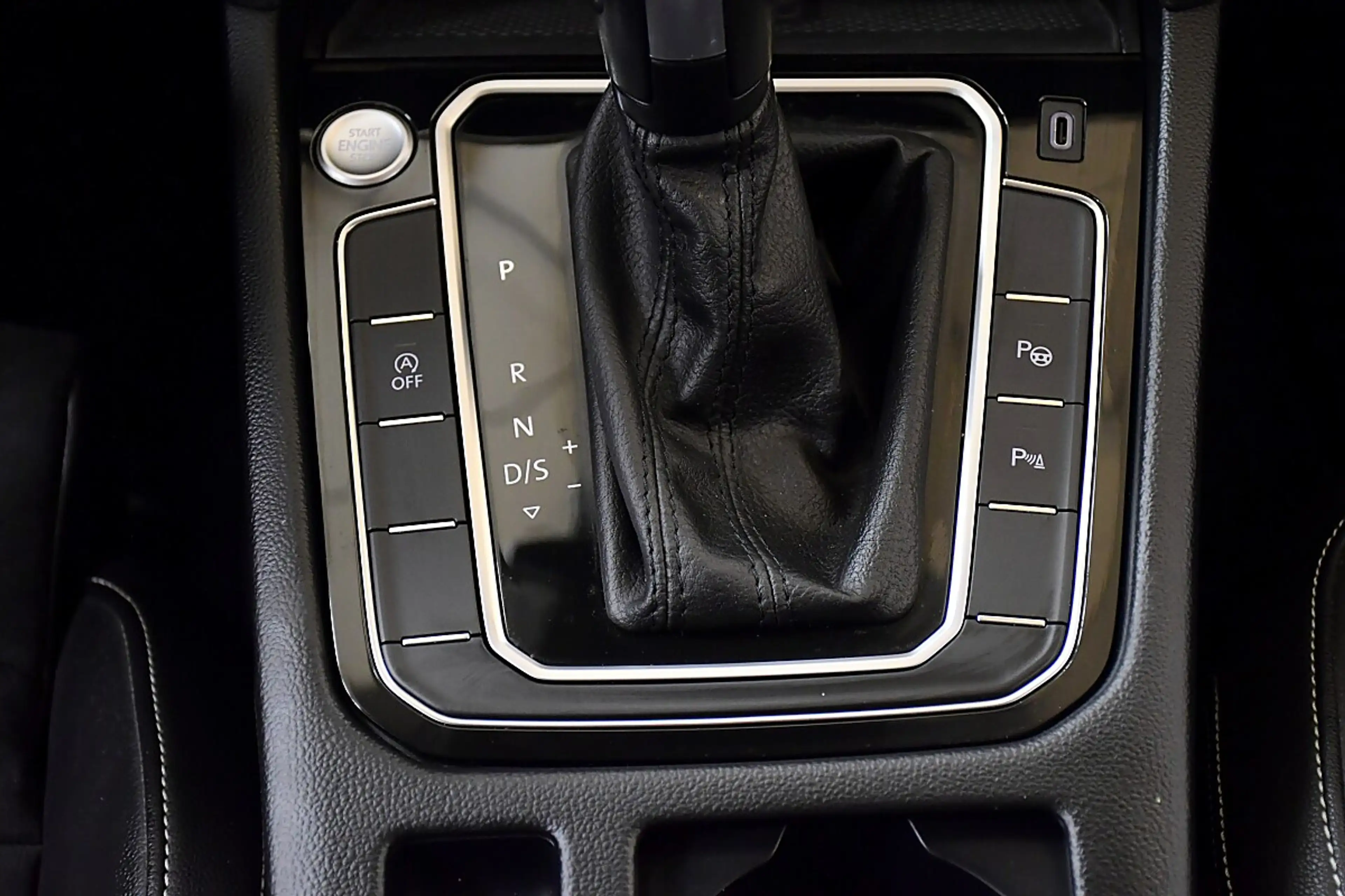 Volkswagen Passat Variant Elegance 2,0 SCR TDI DSG — photo 16