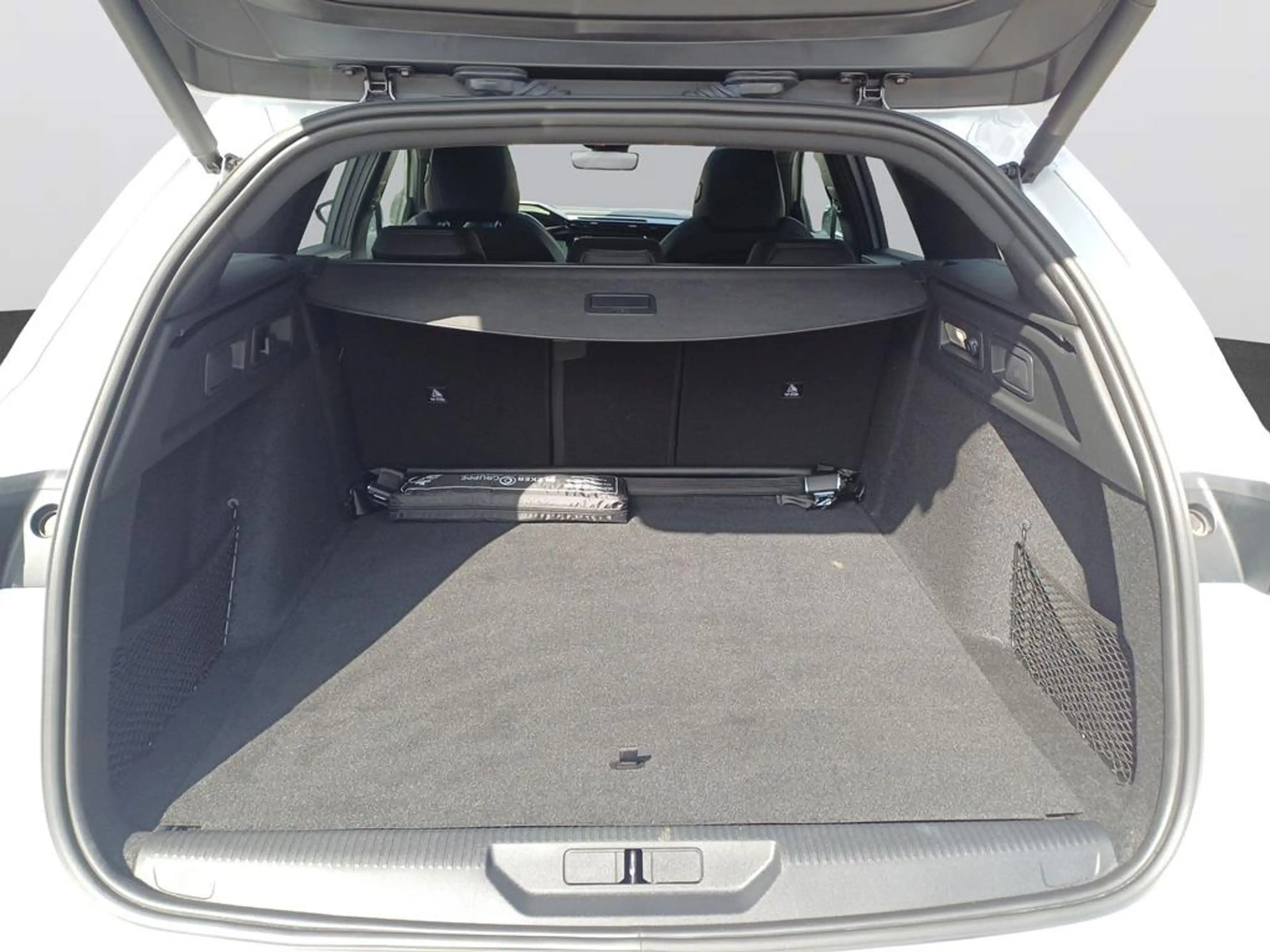 Peugeot 308 SW GT Plug-In Hybrid 180 e-EAT8 — photo 7
