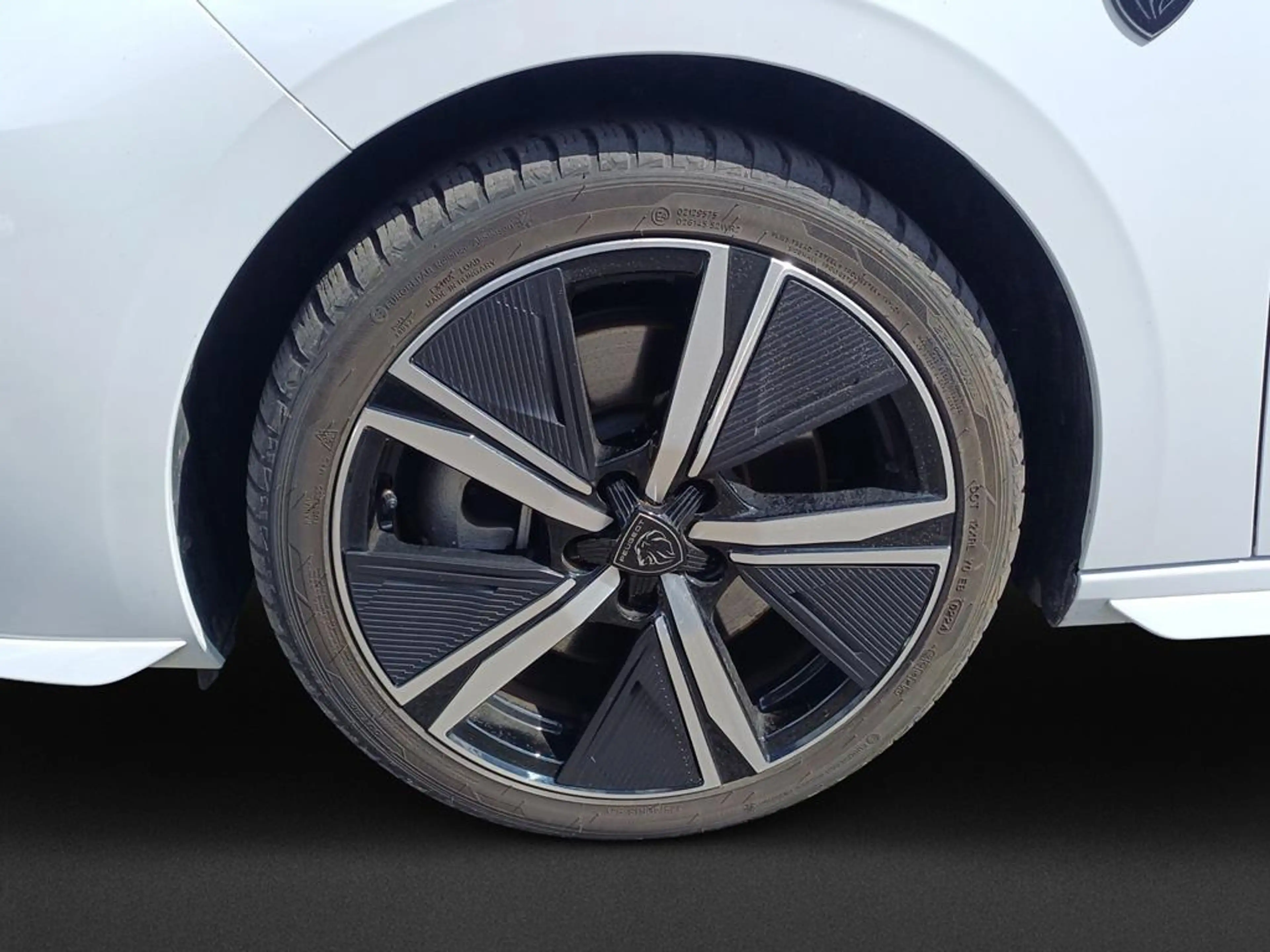 Peugeot 308 SW GT Plug-In Hybrid 180 e-EAT8 — photo 8