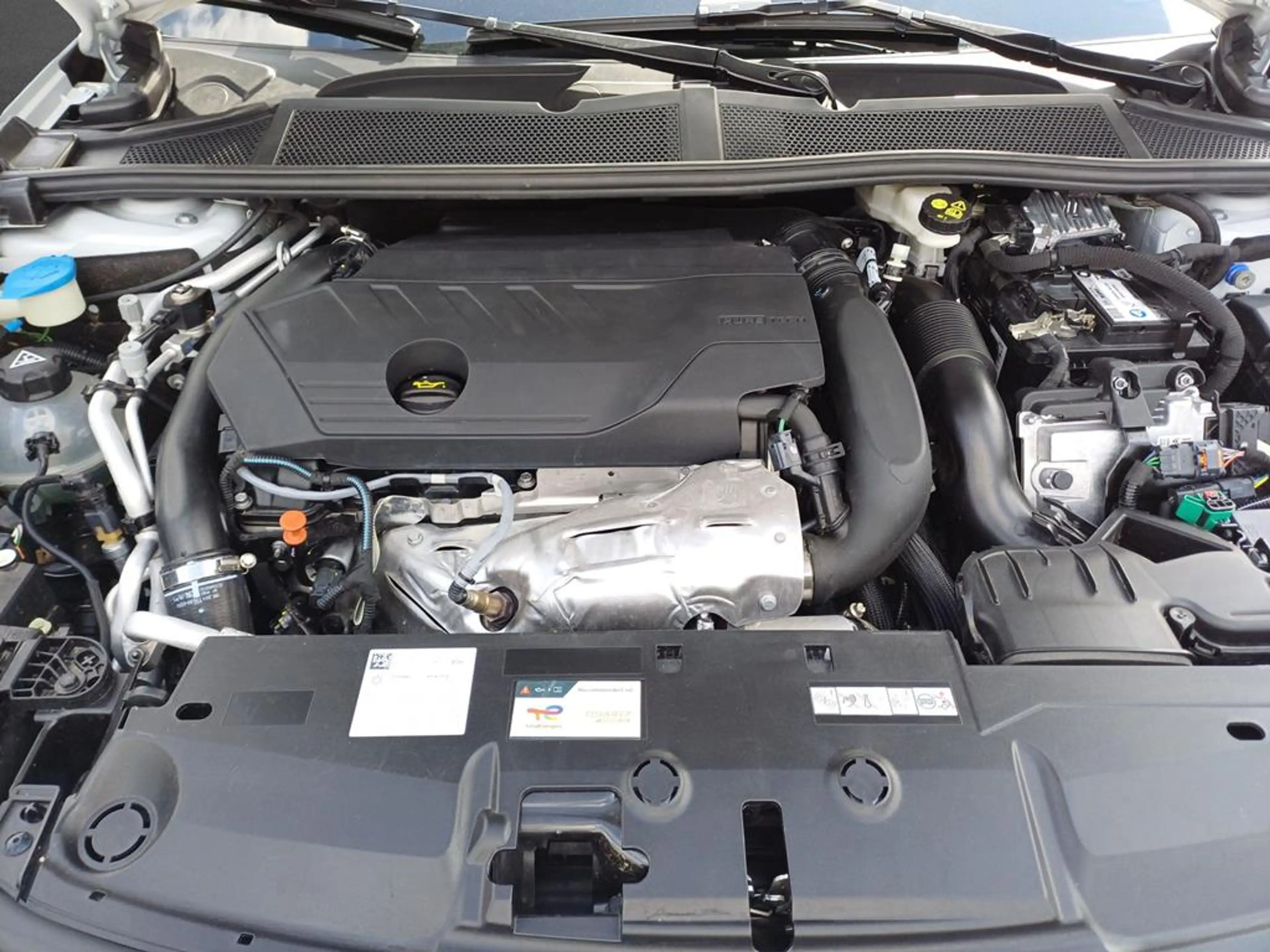 Peugeot 308 SW GT Plug-In Hybrid 180 e-EAT8 — photo 5