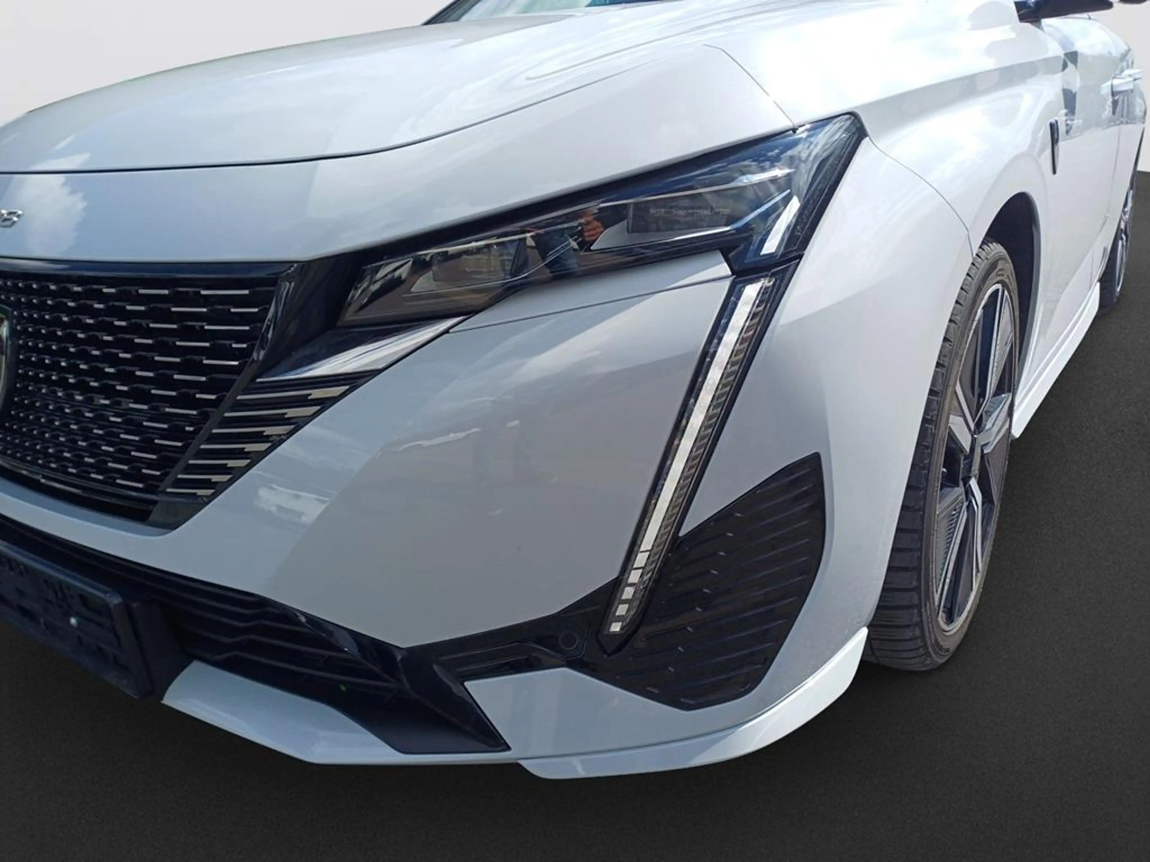 Peugeot 308 SW GT Plug-In Hybrid 180 e-EAT8 — photo 9
