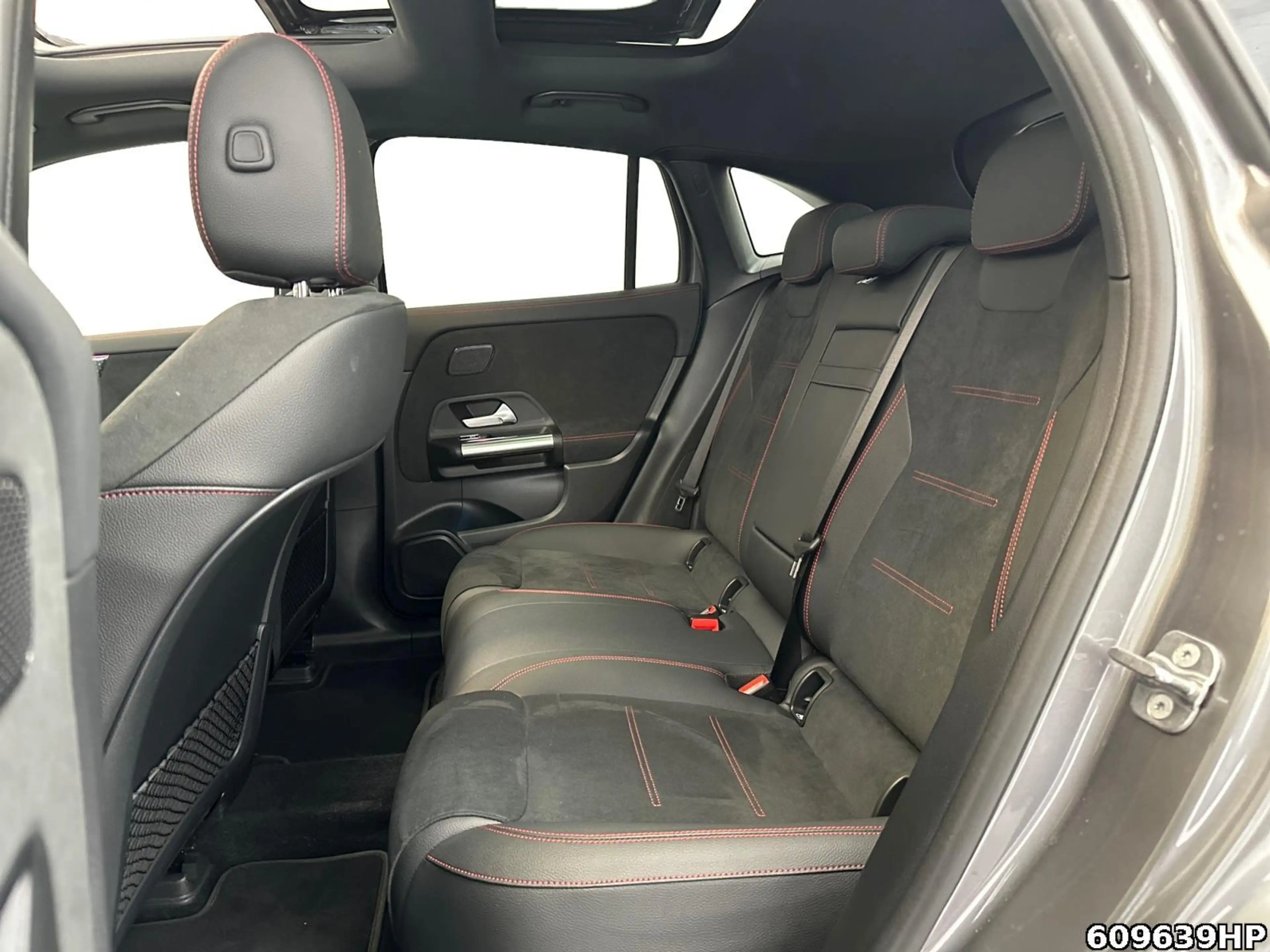 Mercedes-Benz EQA 300 4M AMG Night KEYLESS DISTRONIC 360° Pano — photo 12