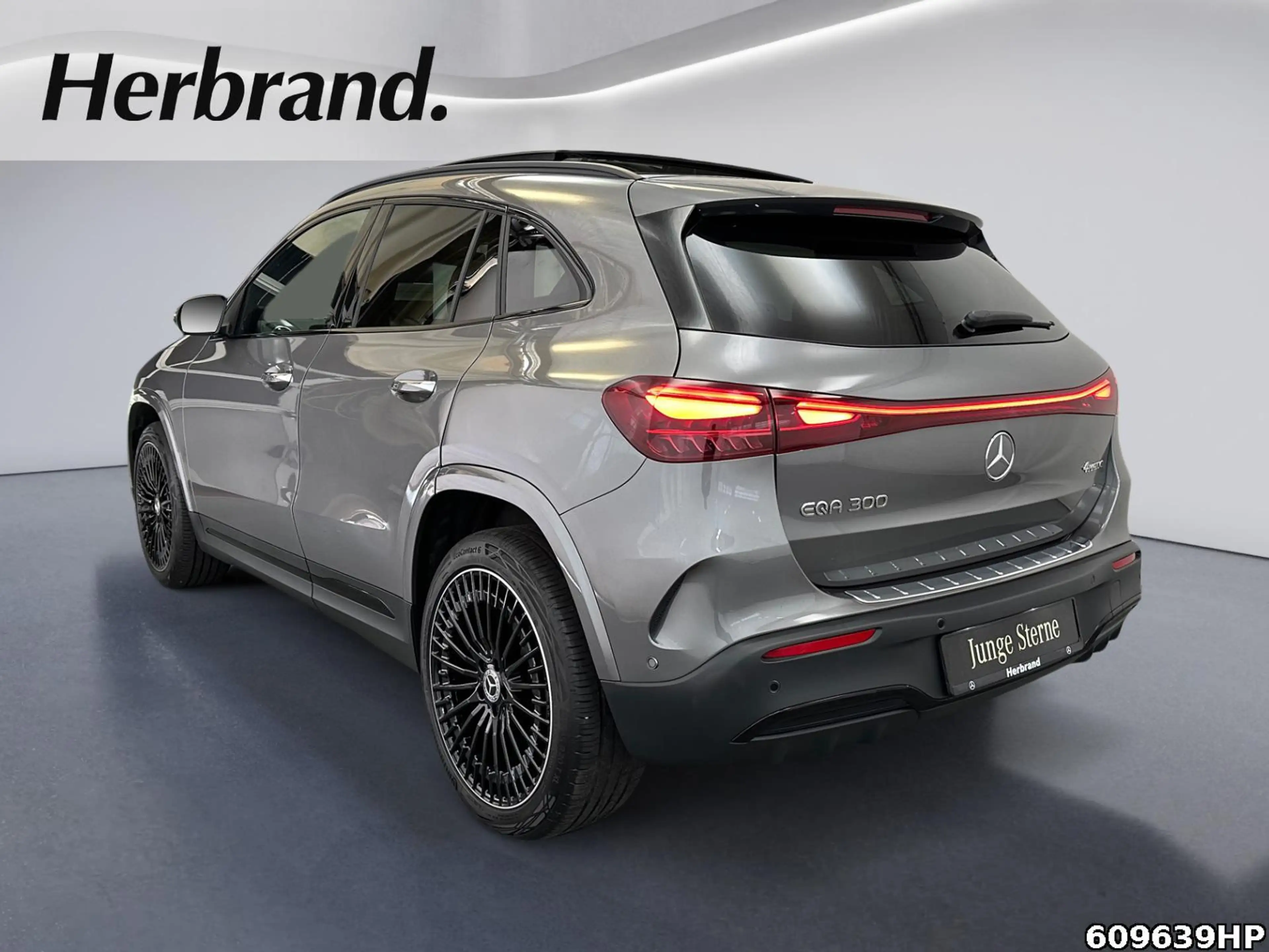 Mercedes-Benz EQA 300 4M AMG Night KEYLESS DISTRONIC 360° Pano — photo 4