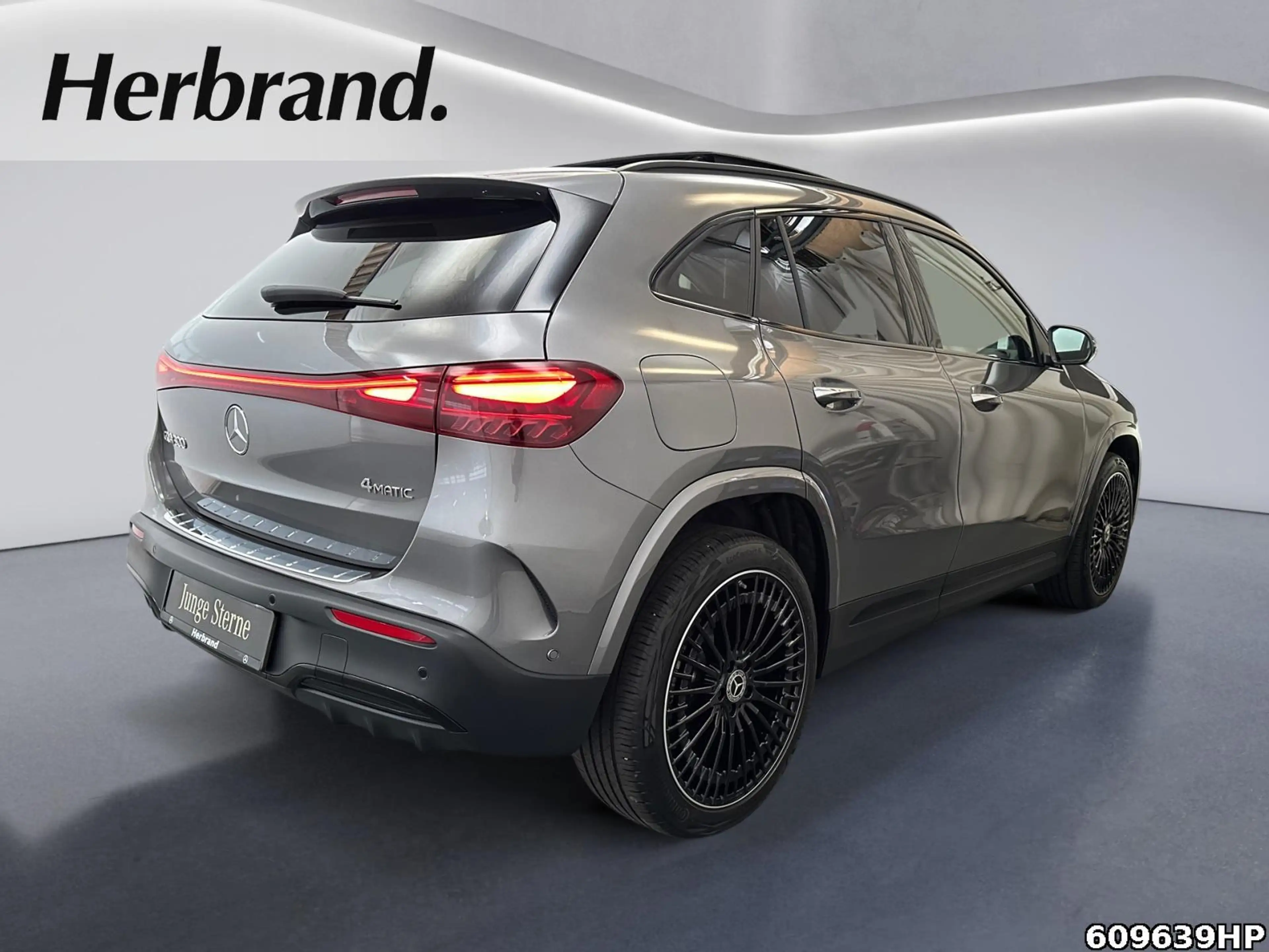 Mercedes-Benz EQA 300 4M AMG Night KEYLESS DISTRONIC 360° Pano — photo 3