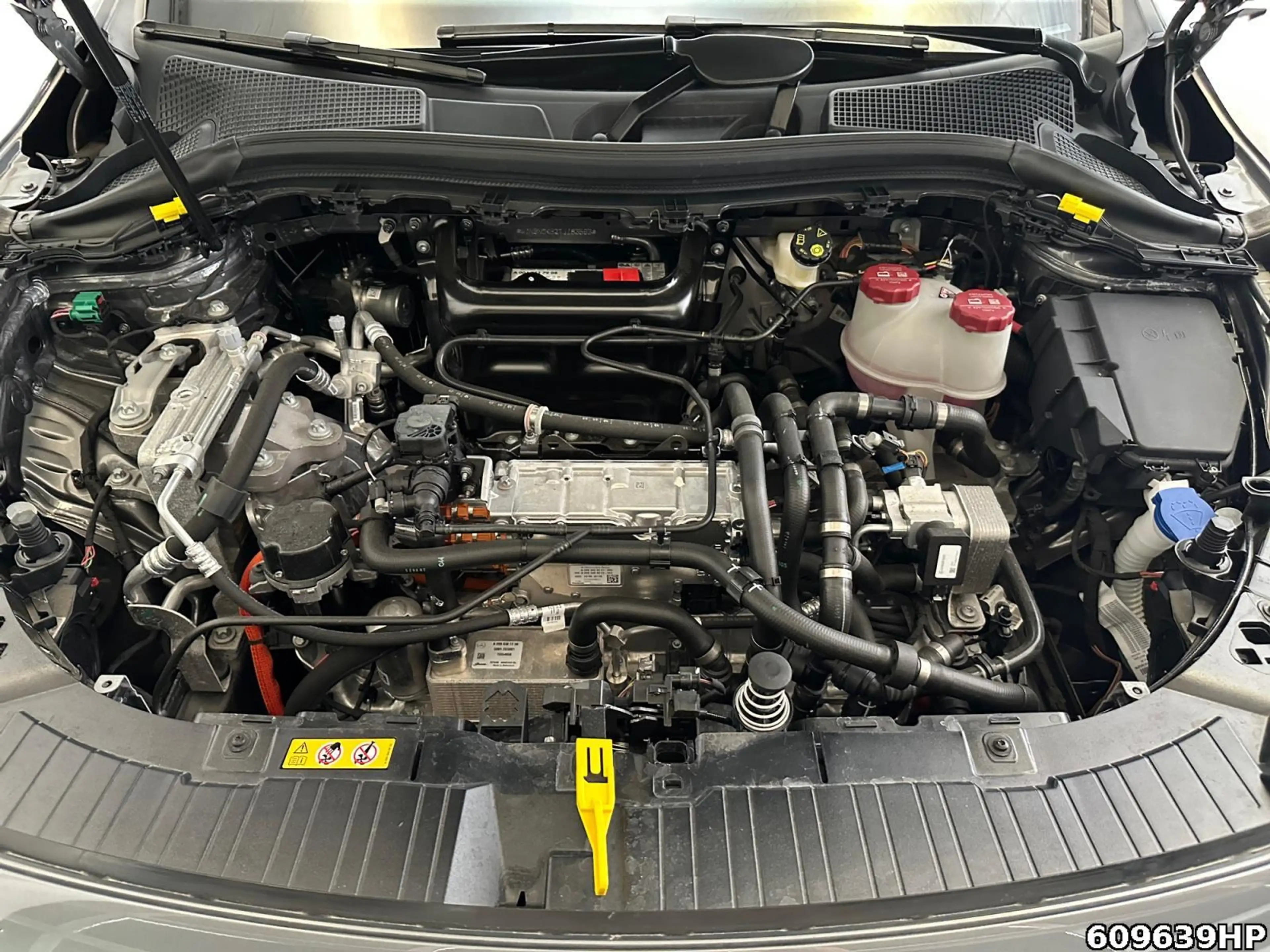 Mercedes-Benz EQA 300 4M AMG Night KEYLESS DISTRONIC 360° Pano — photo 7