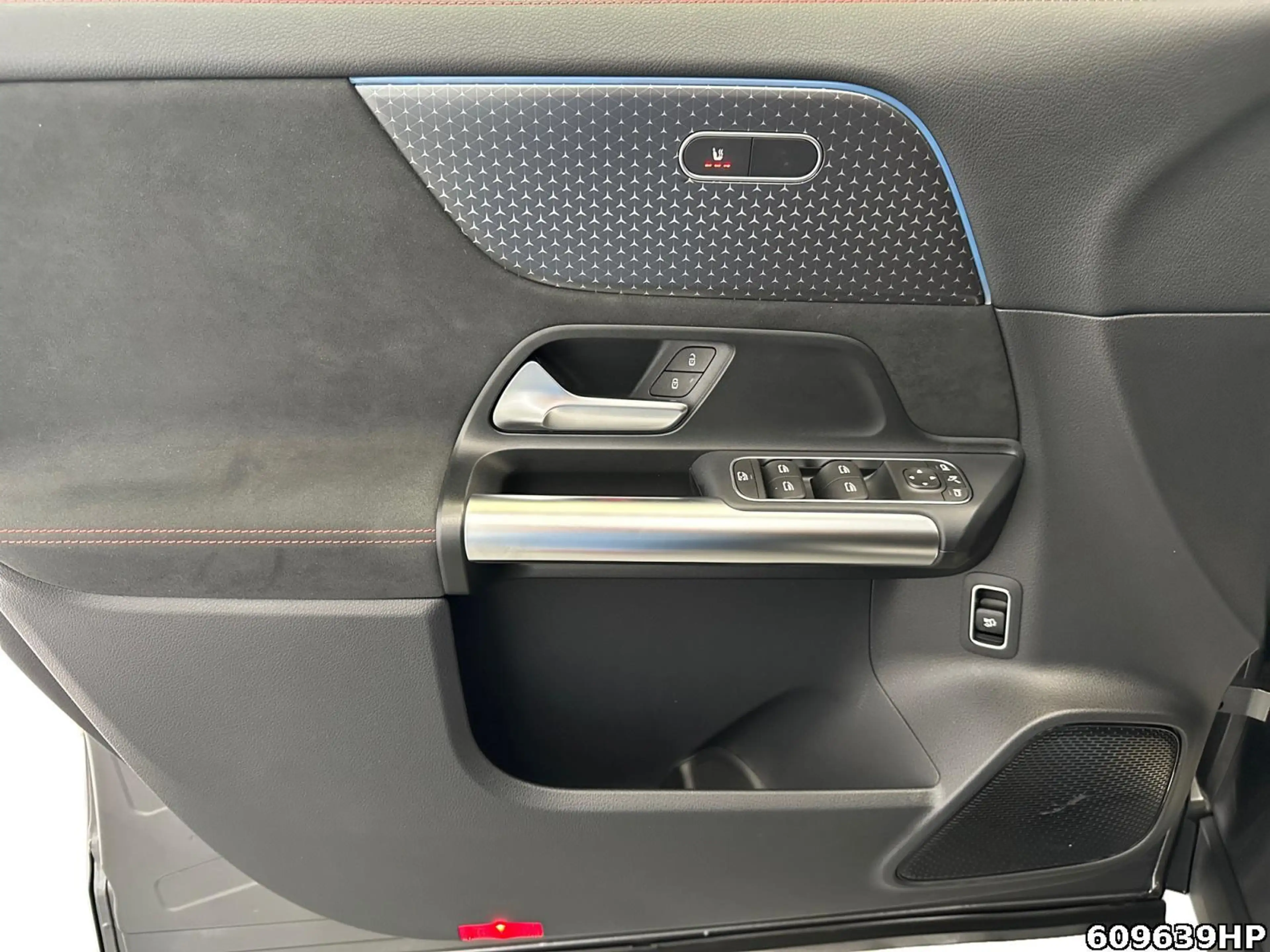 Mercedes-Benz EQA 300 4M AMG Night KEYLESS DISTRONIC 360° Pano — photo 14