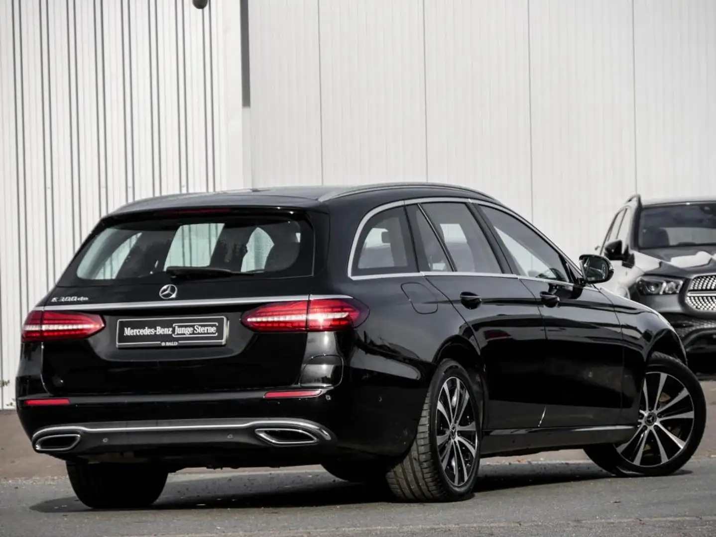 Mercedes-Benz E 300 de T Avantgarde/Pano/AHK/Distr/LED/Cam/18" Noir - 2