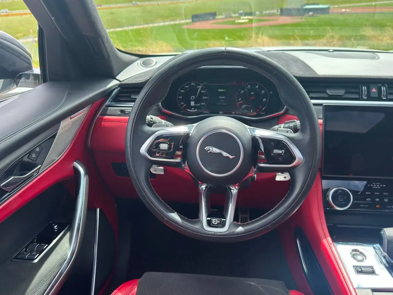 Jaguar F-Pace снимка Jaguar F-Pace
