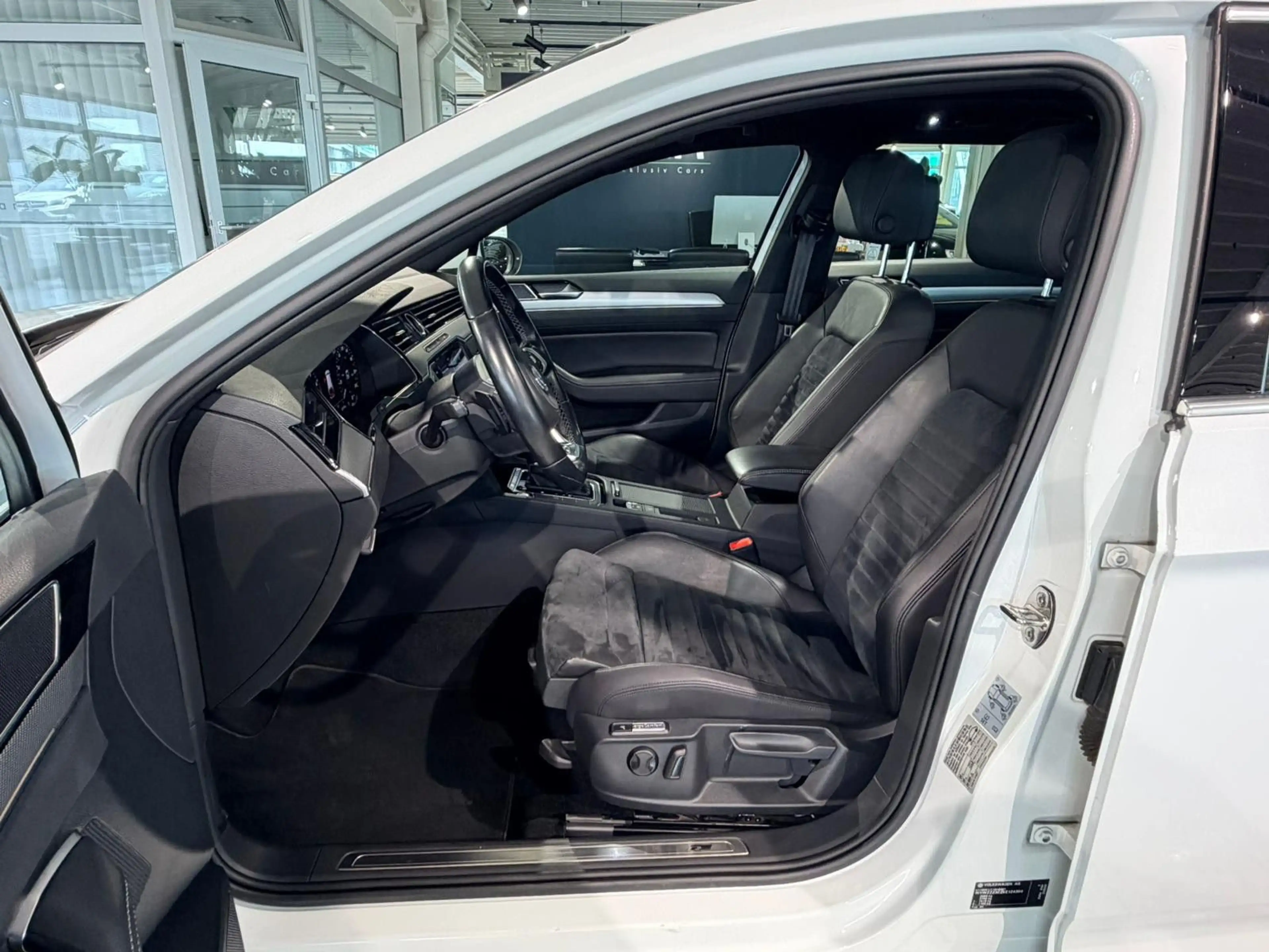 Volkswagen Passat R-LINE & HIGHLINE*PANO*ACC*VIRTUAL*AHK* — photo 11