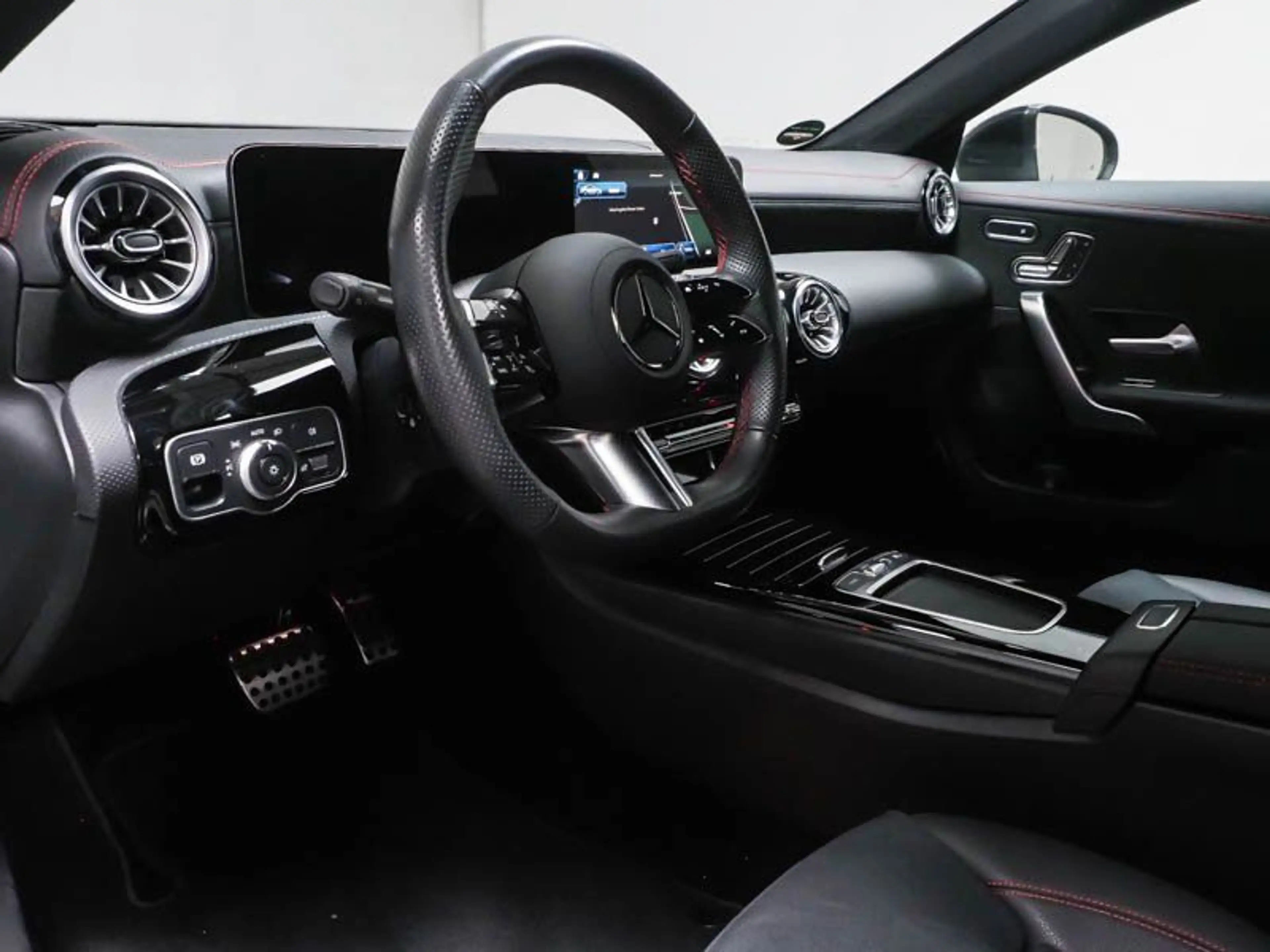 Mercedes-Benz CLA 200 AMG Premium Plus Panorama HUD 360° Totw. — photo 7
