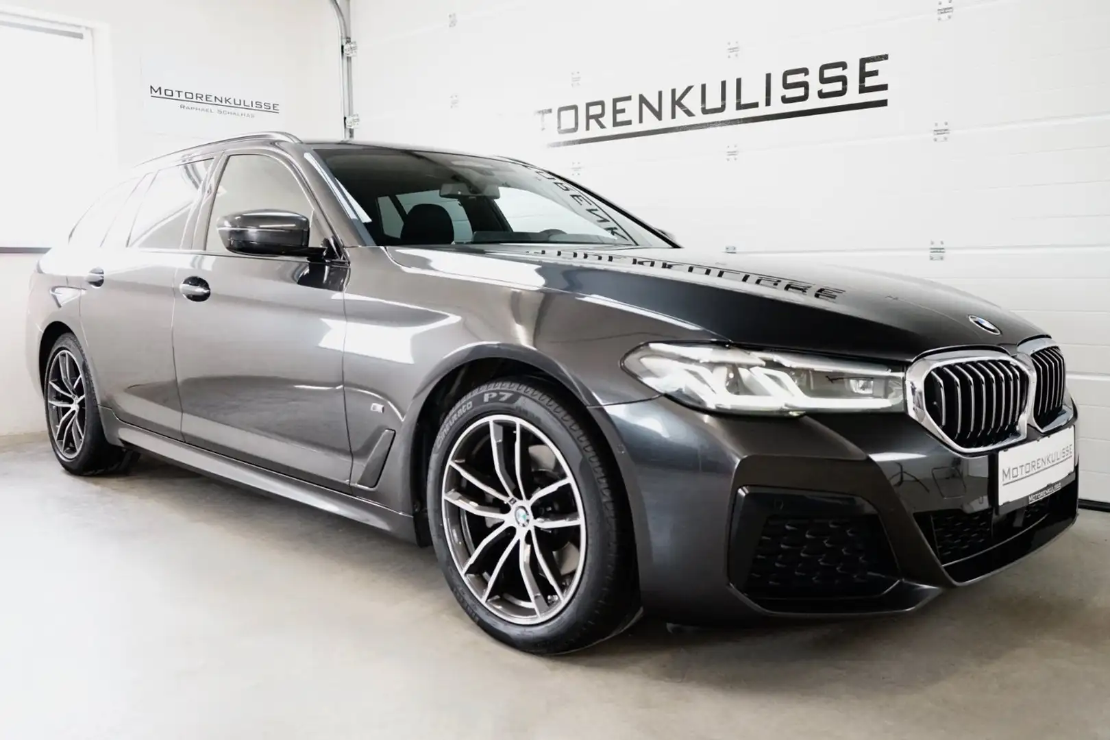 BMW 520 d xDrive Touring M Sport Aut. - AHK - HeadUp - ad Grau - 2
