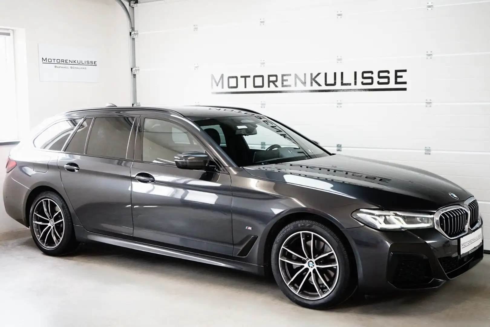 BMW 520 d xDrive Touring M Sport Aut. - AHK - HeadUp - ad Grau - 1