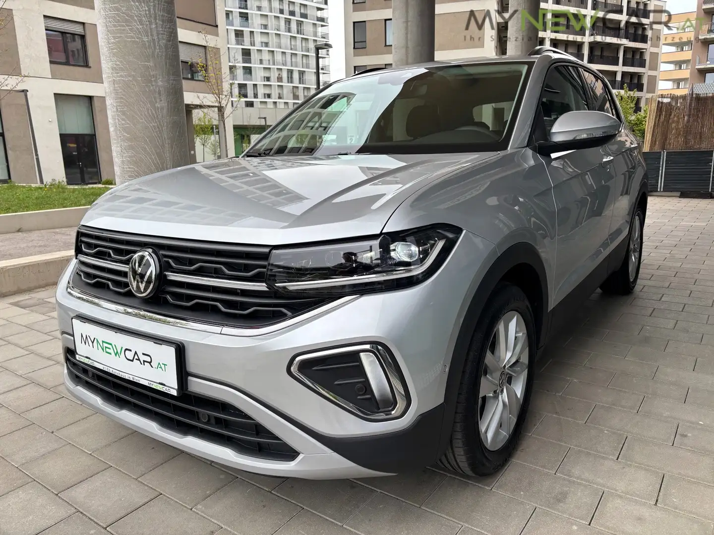 Volkswagen T-Cross 1,0 TSI Friends DSG *NEU* Silber - 2