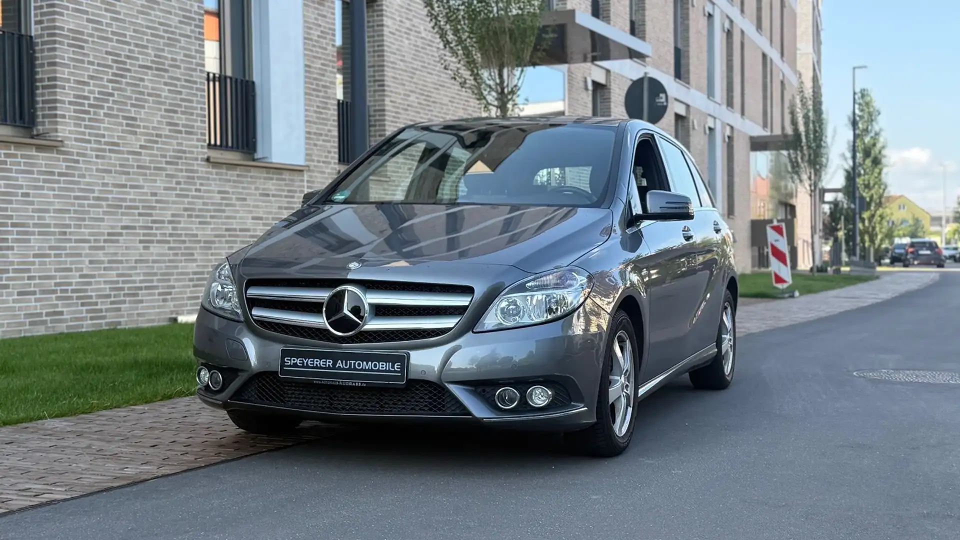 Mercedes-Benz B 180 B -Klasse|SHZ|AUTOMATIK|ALLWETTER|TEMP|LEDER|PDC Grau - 2
