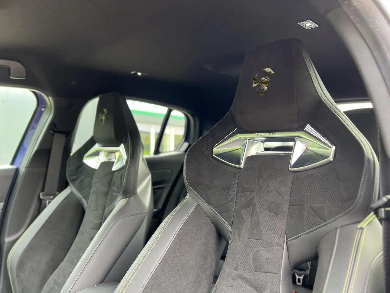 Abarth 500e 2025 — фото 15