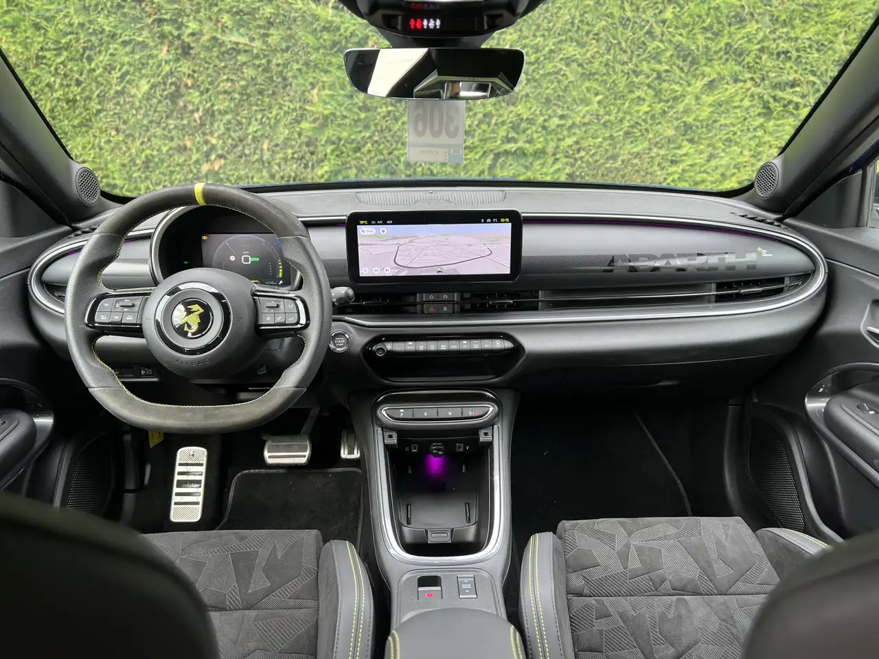 Abarth 500e 2025 — фото 11
