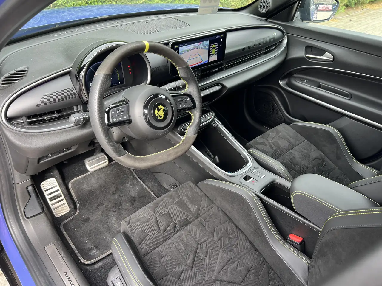 Abarth 500e 2025 — фото 10