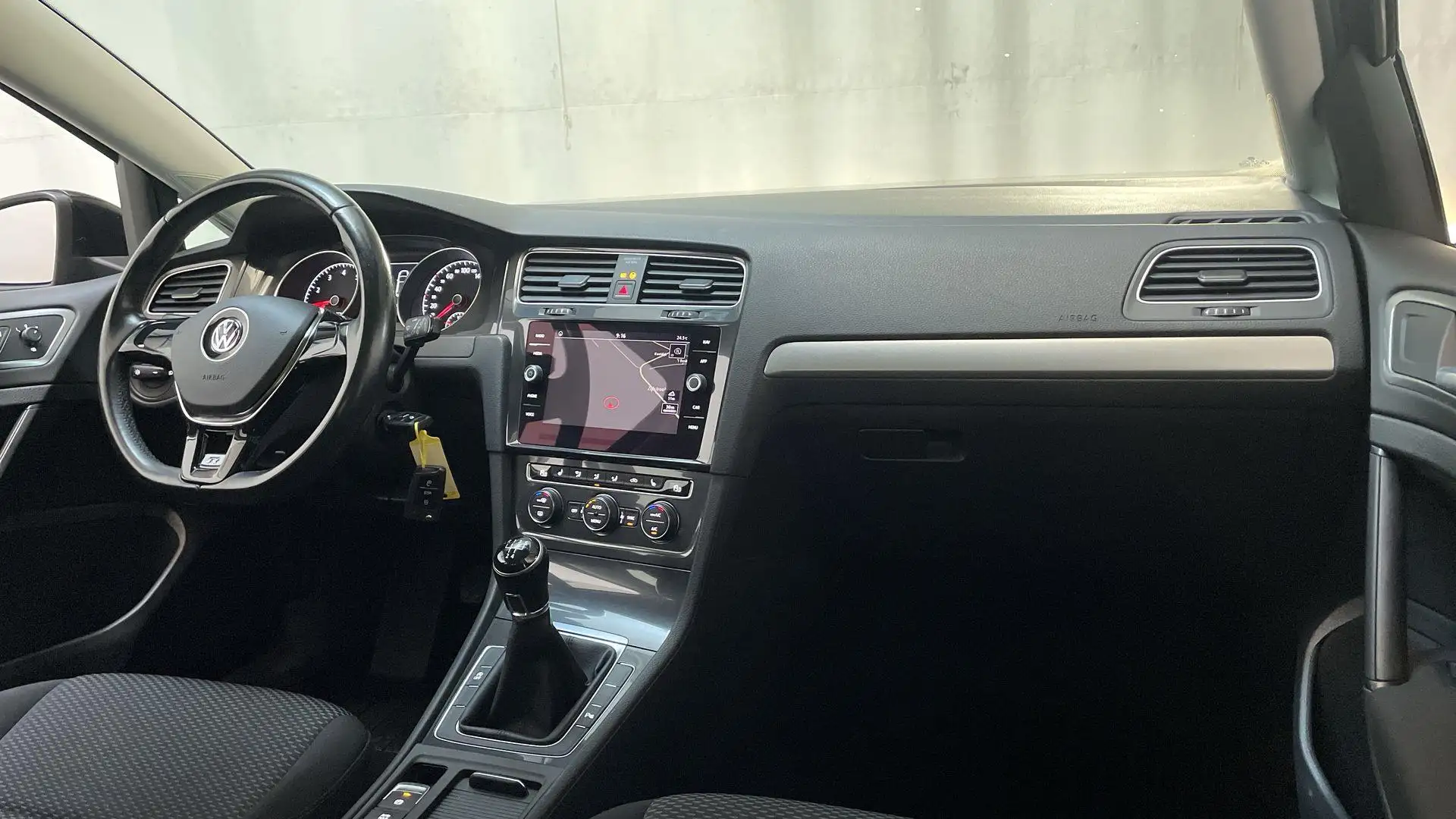 Volkswagen Golf Variant 1.0 TSI Trendline Parkeersensoren Navigatie App-Co Zwart - 2