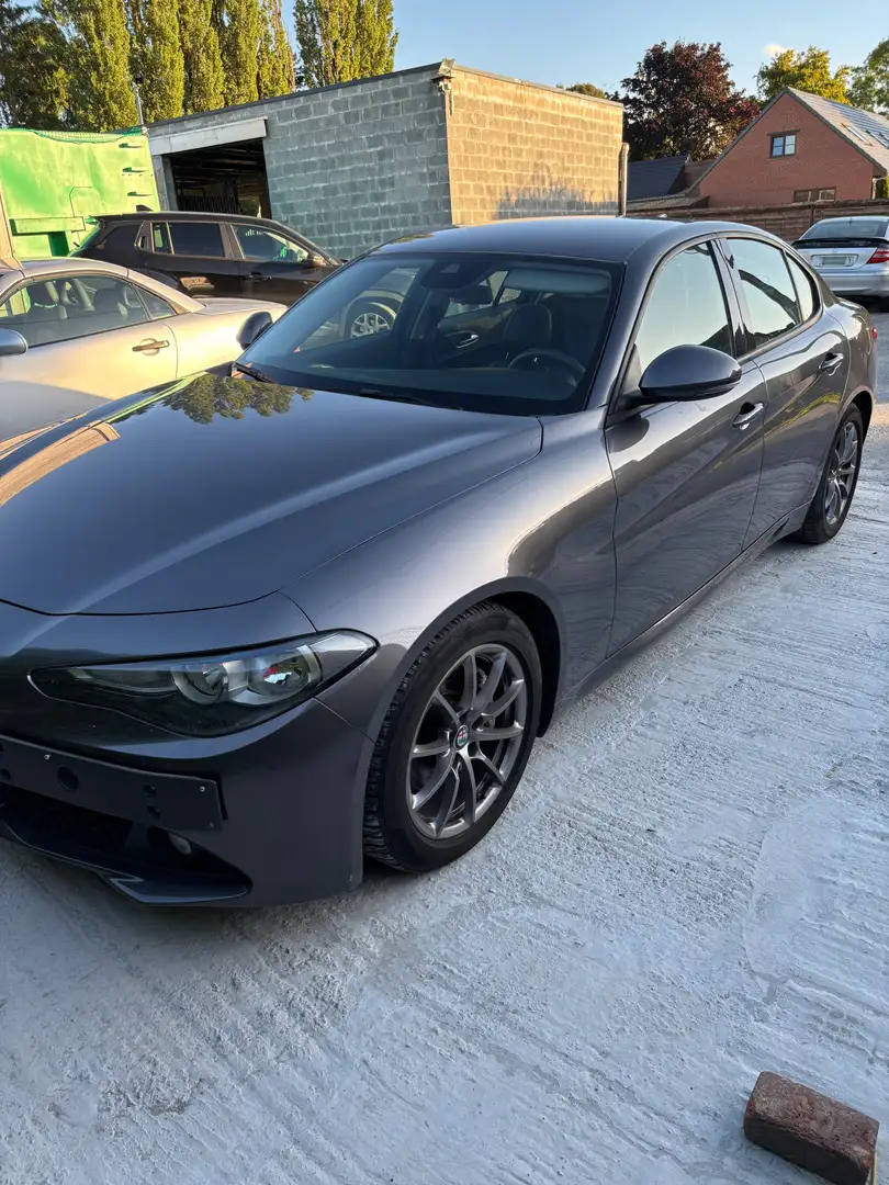 Alfa Romeo Giulia Giulia 2.2 JTDm Super Gris - 1