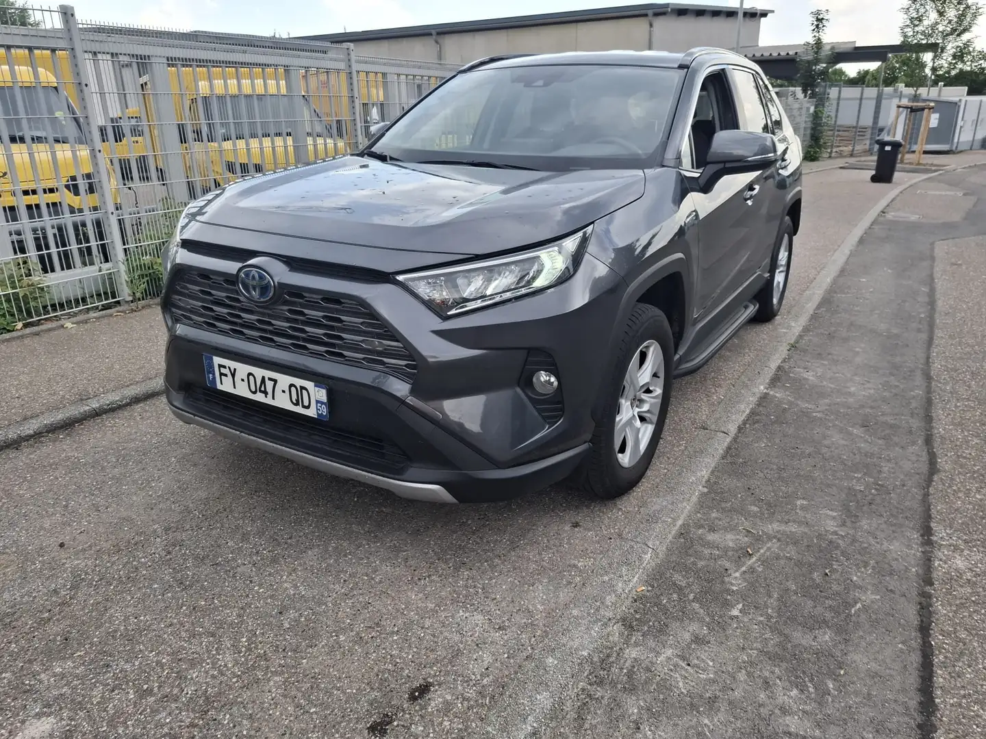 Toyota RAV 4 2.5 4x2 Hybrid Comfort Grau - 2