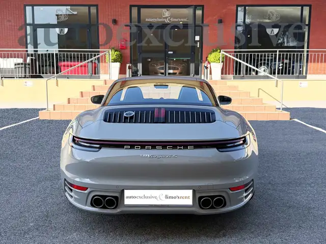 Porsche 911 view 5