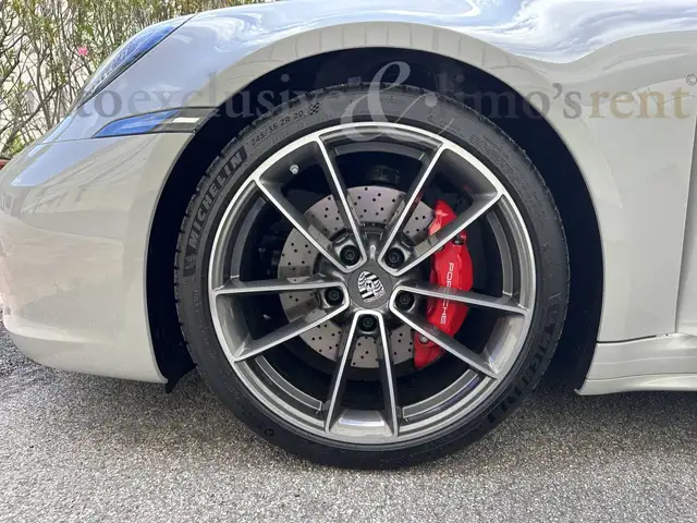 Porsche 911 view 6