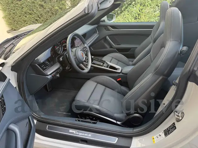 Porsche 911 view 7
