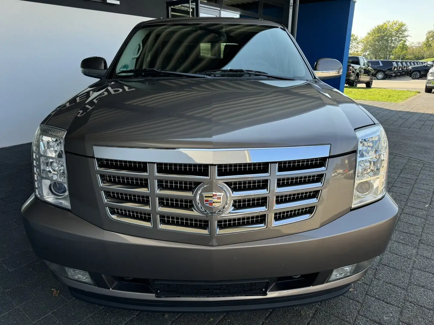 Cadillac Escalade 6.0 V8 Hybrid Sport Luxury Autom. Marrón - 2